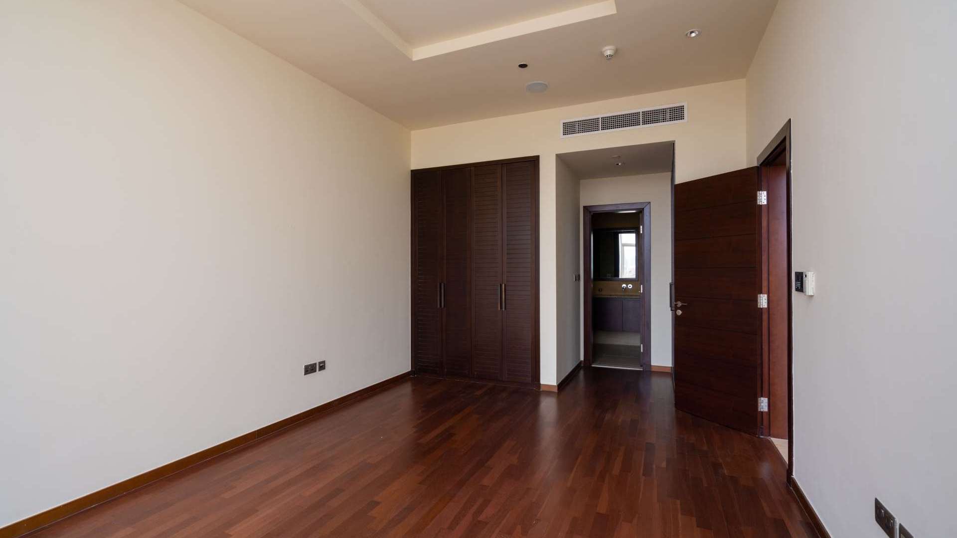 Spacious living area with open kitchen in 2-bedroom apartment, Tiara Residences, Palm Jumeirah