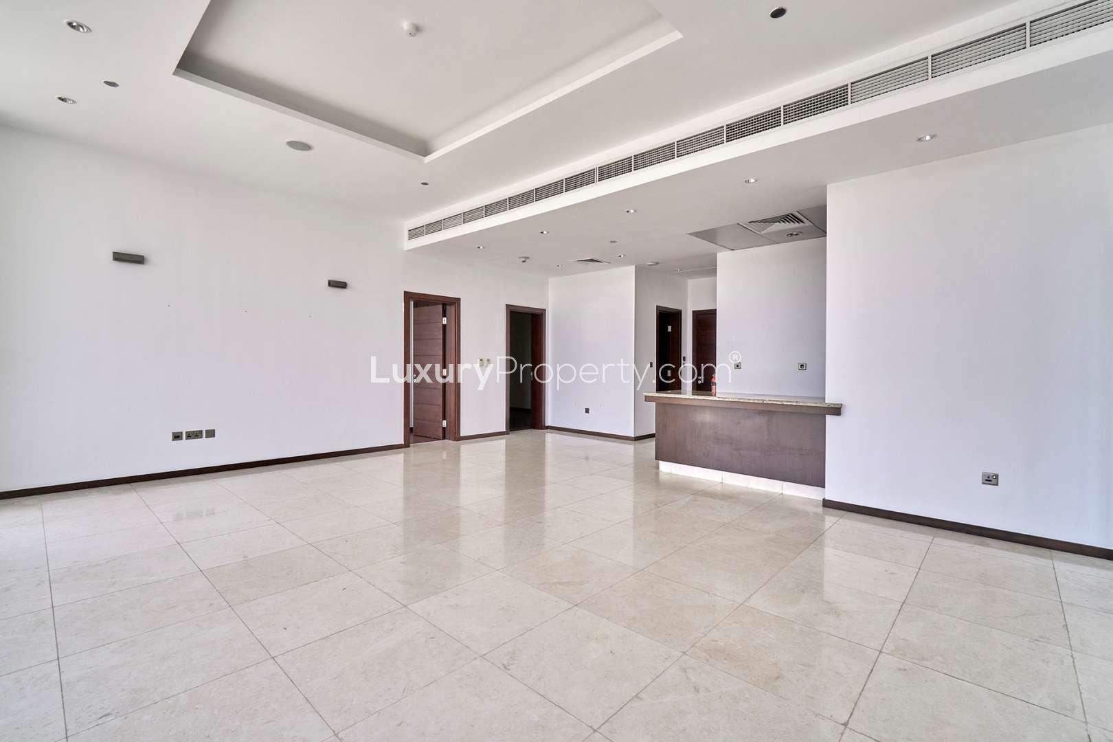 Bathroom with granite countertop in Tiara Residence apartment, Palm Jumeirah, for rent