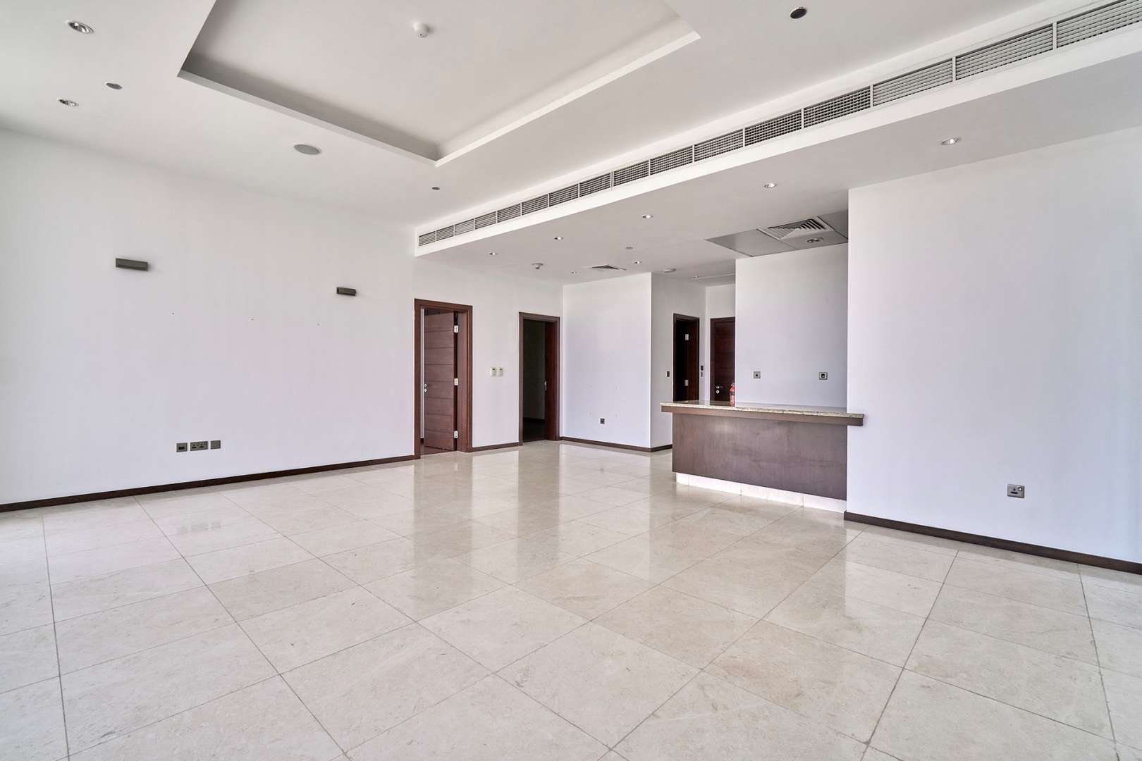 Bathroom with granite countertop in Tiara Residence apartment, Palm Jumeirah, for rent