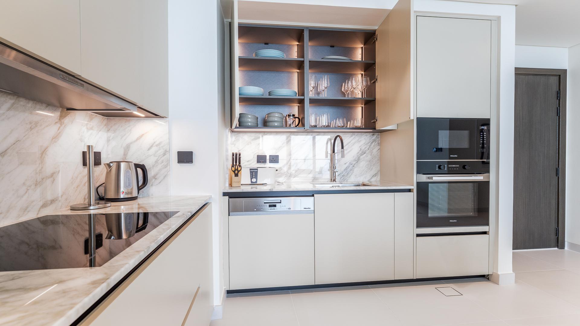 Modern kitchen in high-floor apartment, Marina Vista, Emaar Beachfront, Dubai Harbour