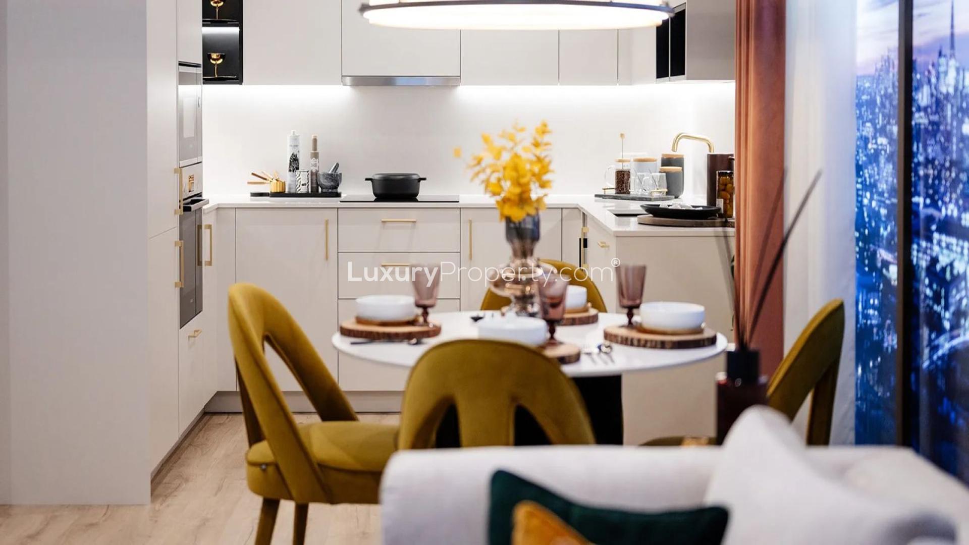 Modern living room in Evergreen Point, TwelveTrees Park apartment, London. Cozy decor and plants