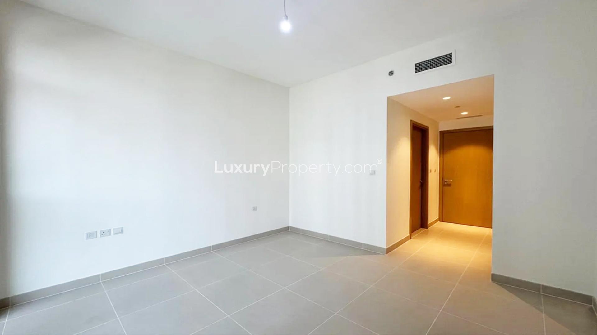 Empty room in 2-bedroom apartment, Acacia C, Dubai Hills Estate, tiled floor, bright lighting