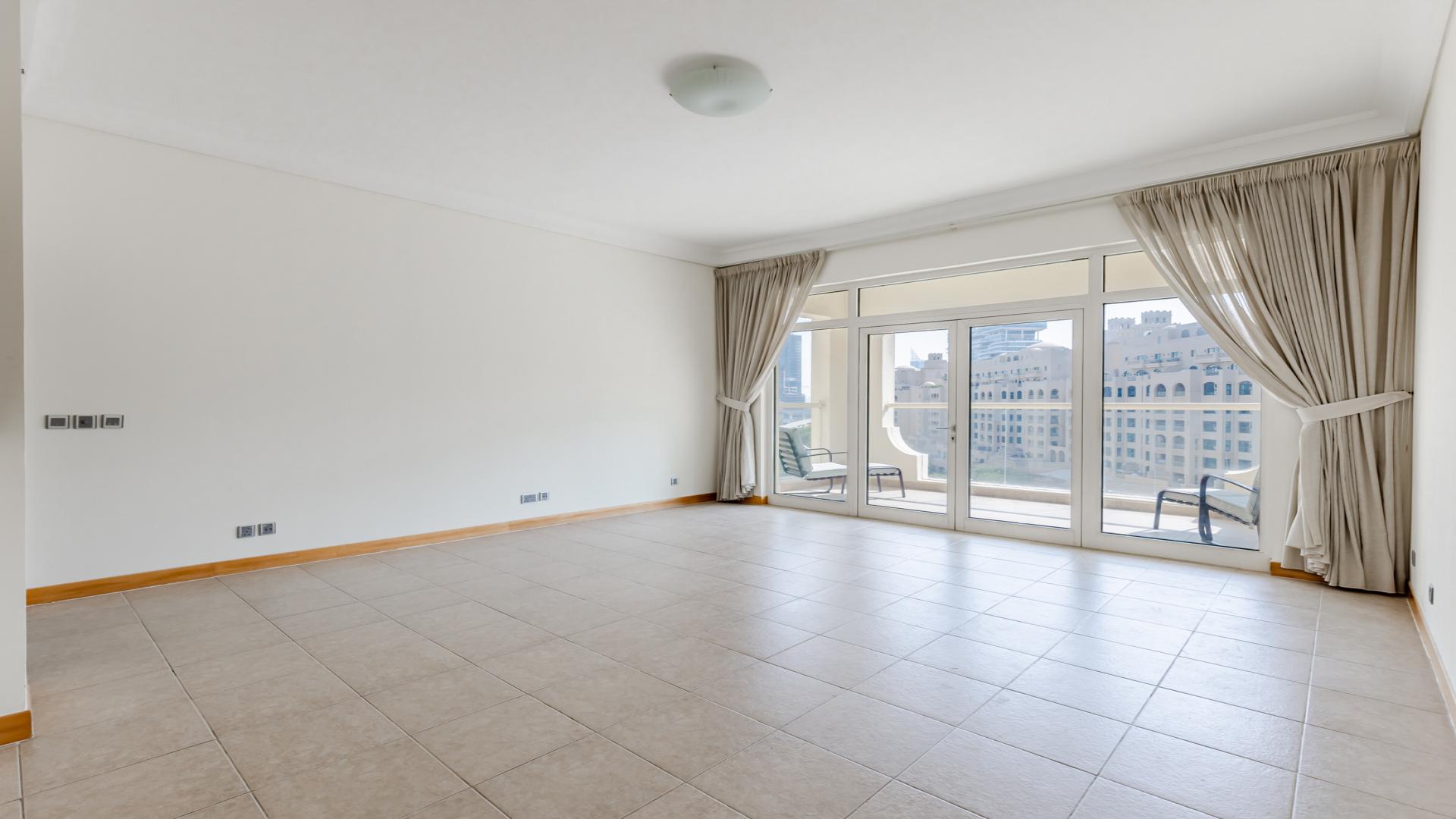 "High-floor Shoreline Apartment with park view, Palm Jumeirah, available for sale, 2 bedrooms.",Vacant high-floor apartment with park view, Shoreline Apartments, Palm Jumeirah, spacious interior