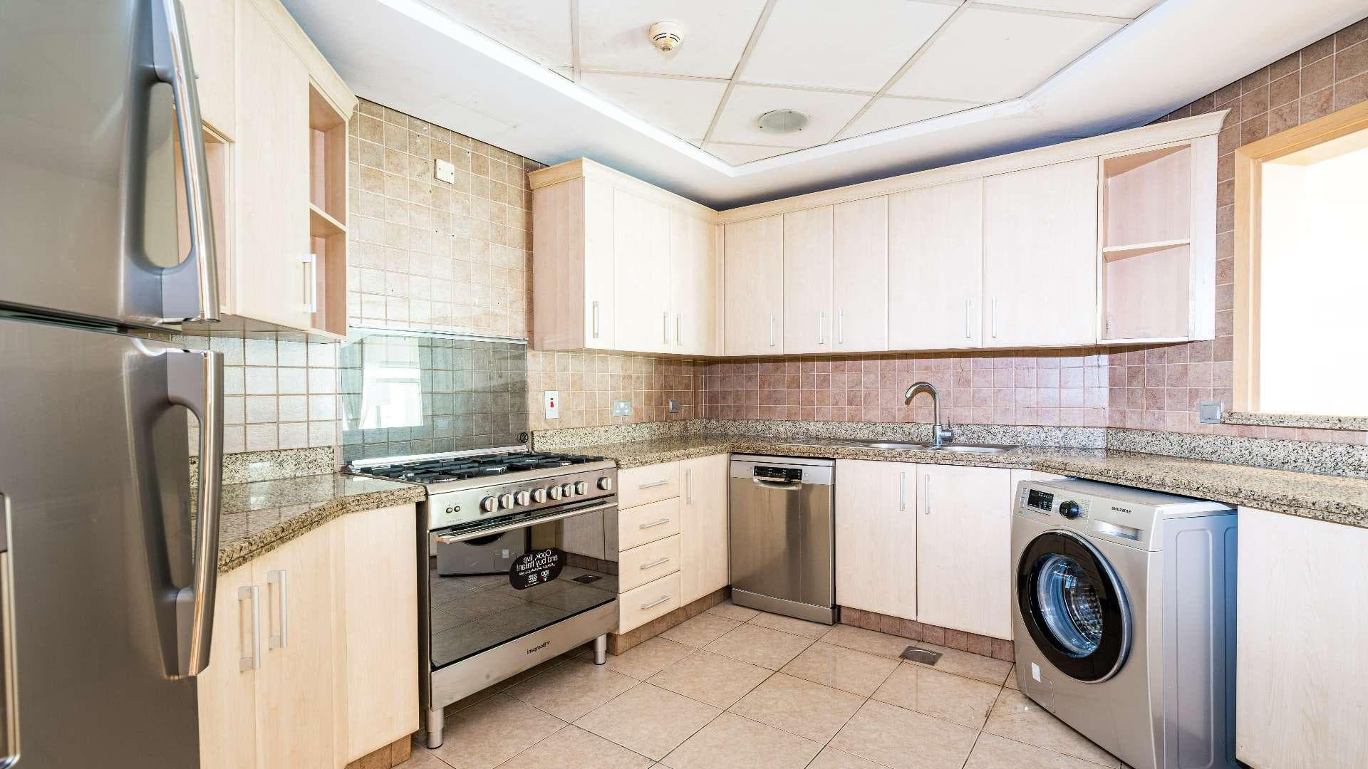 Spacious living area in Shoreline Apartments, Palm Jumeirah, with modern design and large windows