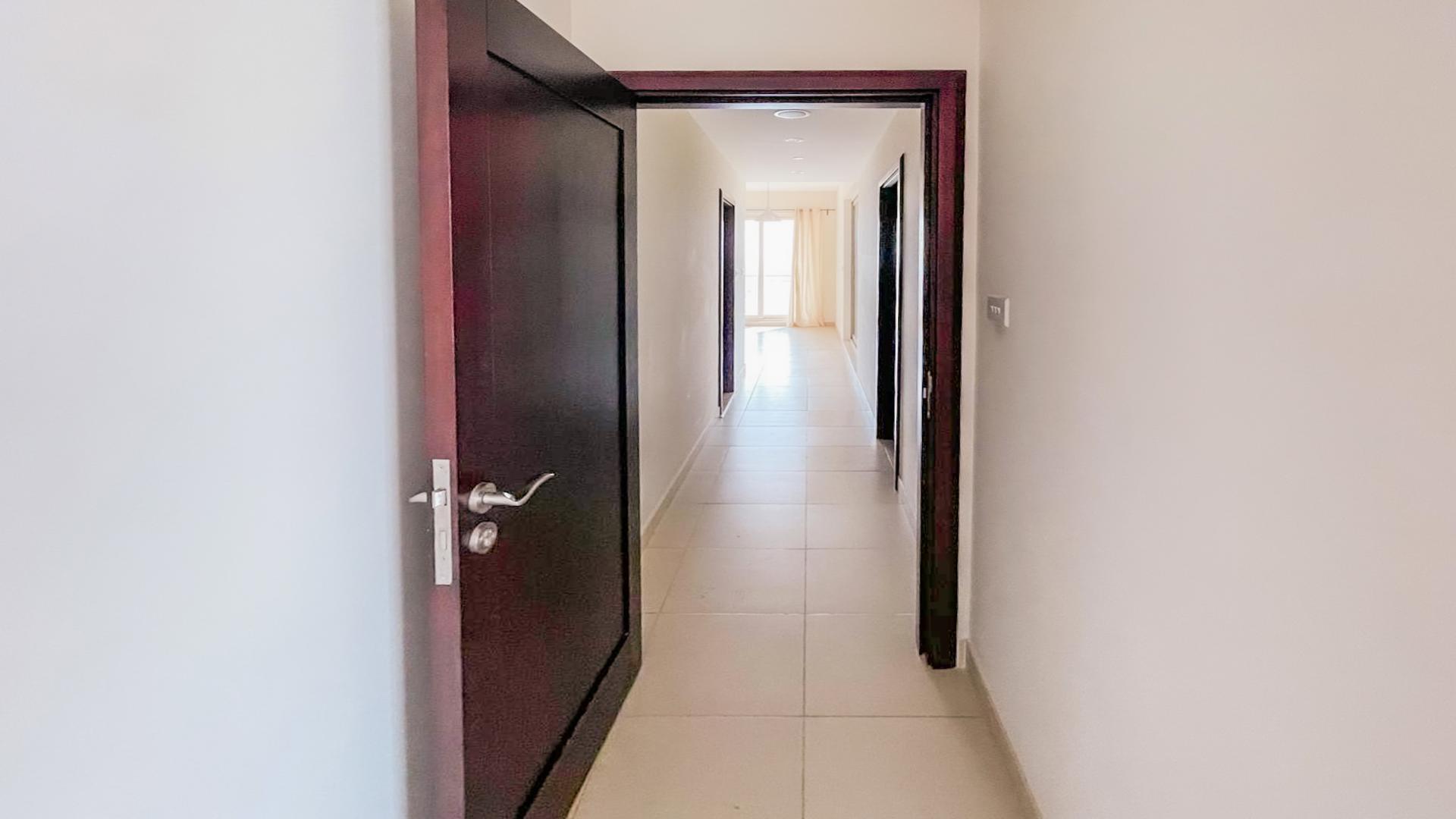 Exceptional two-bedroom apartment with golf course and skyline view in Tanaro, The Views