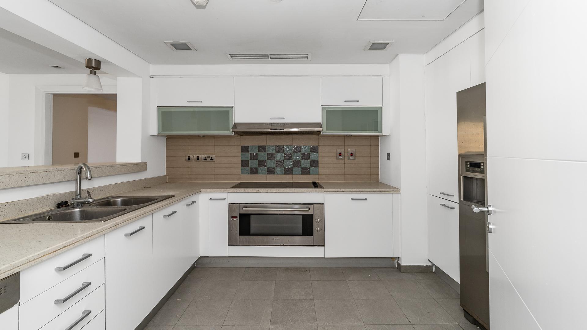 Open-plan kitchen and living area in 2-bedroom apartment, Marina Residences, Palm Jumeirah