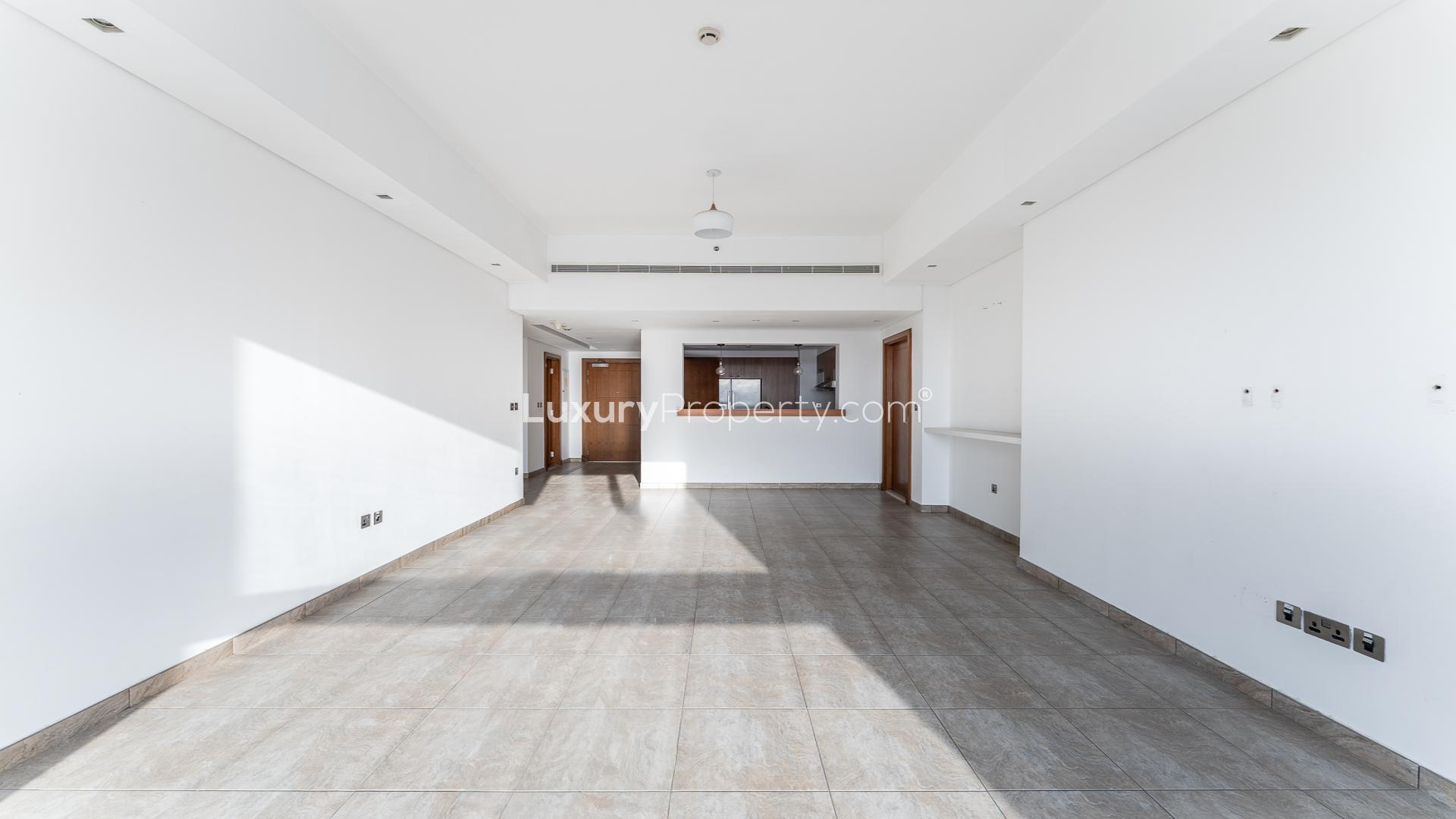Spacious living area in Marina Residences 4 apartment, Palm Jumeirah, with tiled flooring
