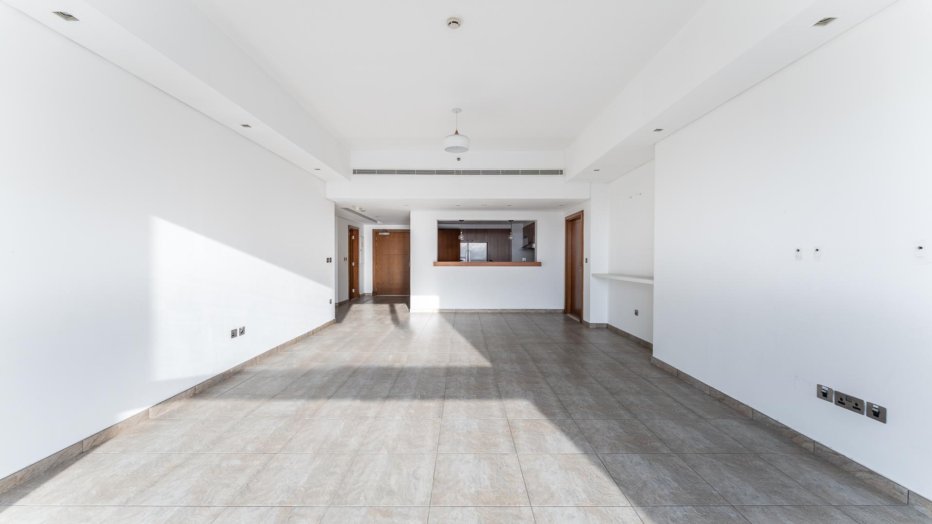 Spacious living area in Marina Residences 4 apartment, Palm Jumeirah, with tiled flooring