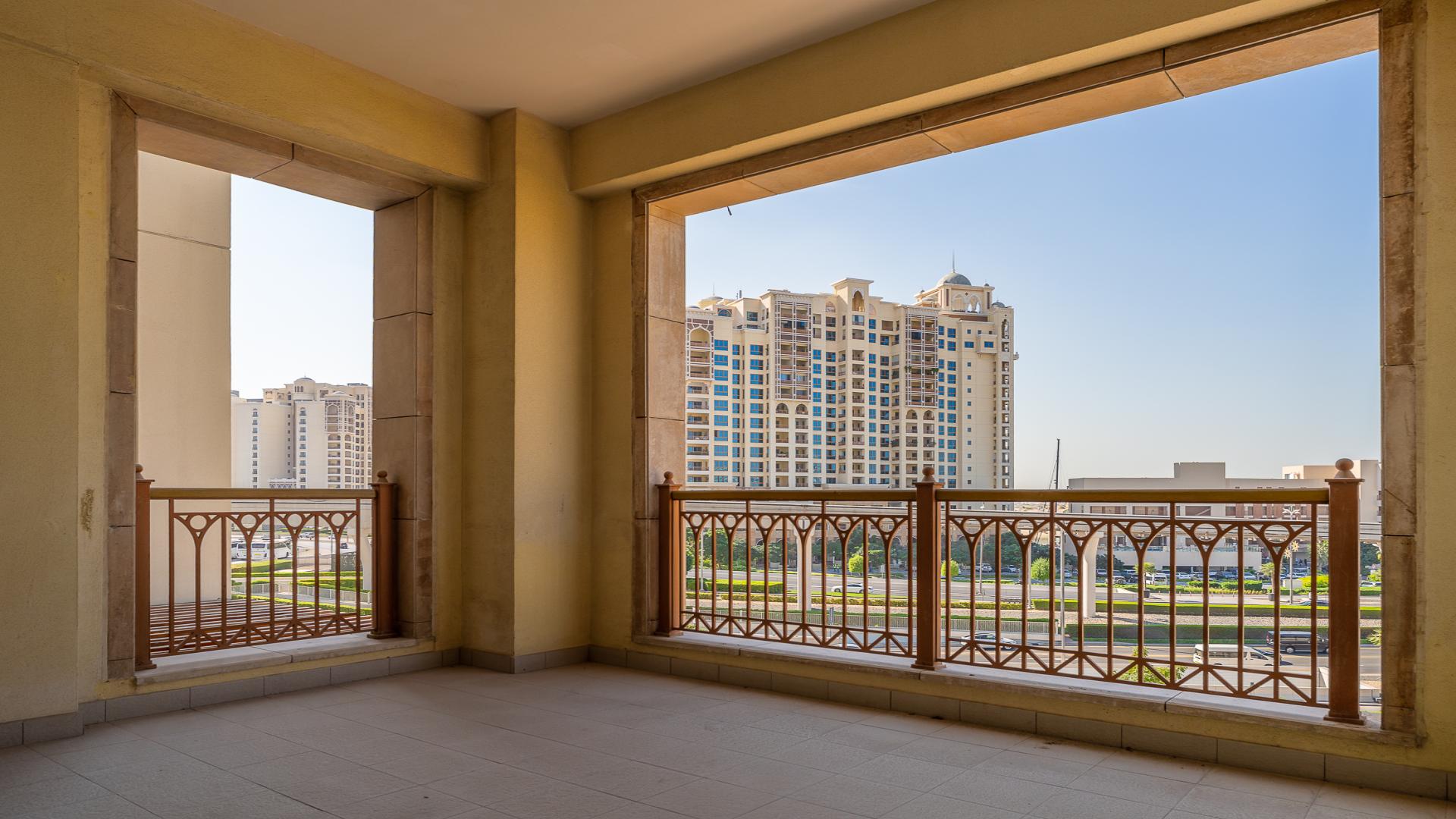 Spacious living area in Marina Residences 4 apartment, Palm Jumeirah, with tiled flooring