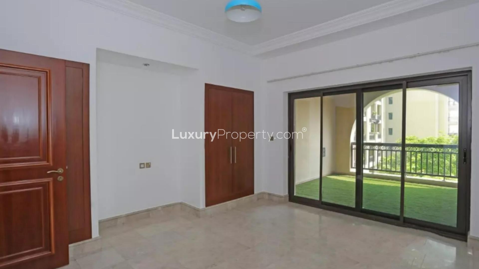 Spacious living room with large window in Fairmont South apartment, Palm Jumeirah