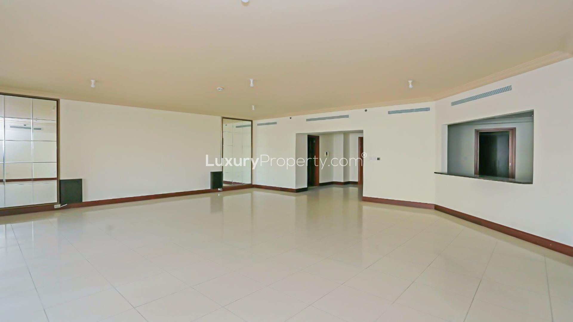 "Spacious balcony view of Golden Mile, Palm Jumeirah apartment for sale, LP10630.",Modern kitchen in spacious 3-bedroom apartment, Golden Mile, Palm Jumeirah for sale