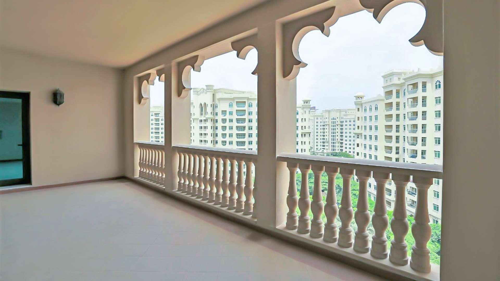 Spacious living area in 3-bedroom apartment, Golden Mile, Palm Jumeirah for sale