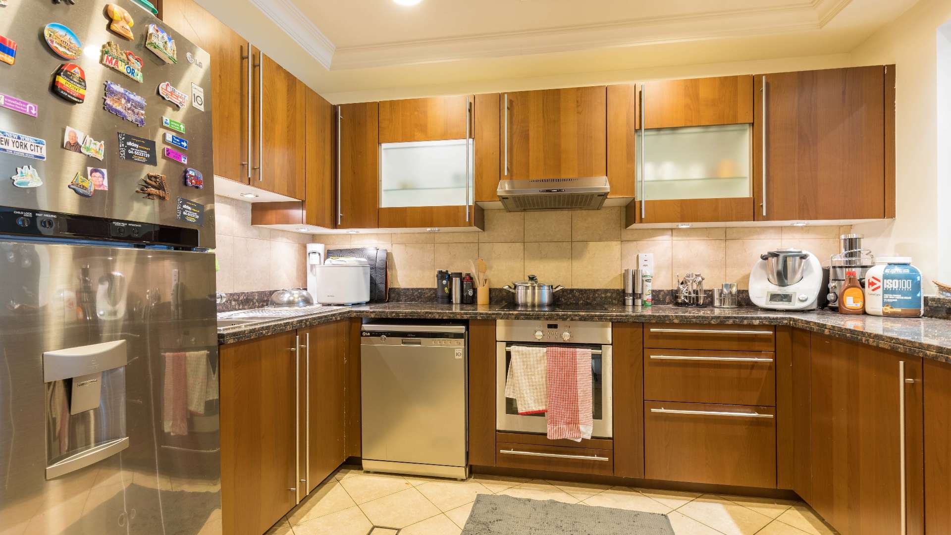 Modern kitchen in a 2-bedroom Palm Jumeirah apartment, Golden Mile, near Nakheel Mall