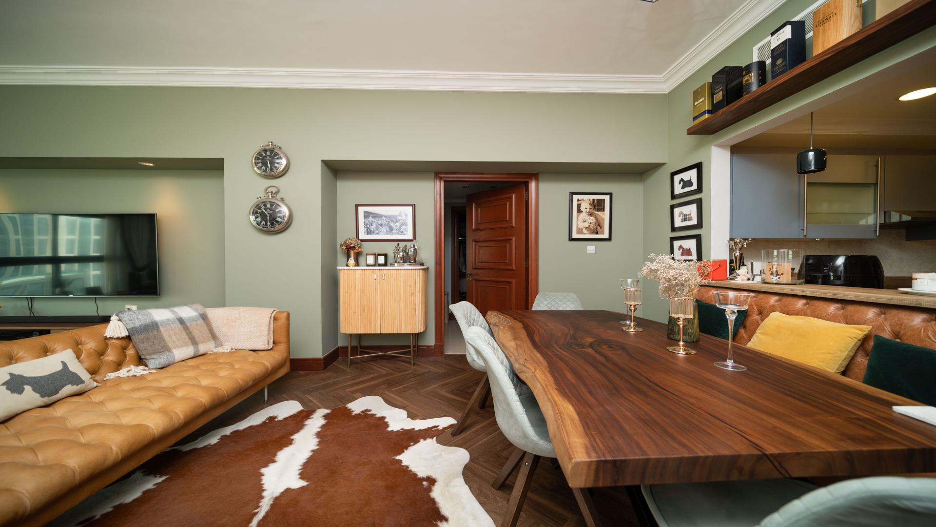 Luxurious living room in 2-bedroom apartment, Golden Mile, Palm Jumeirah for sale