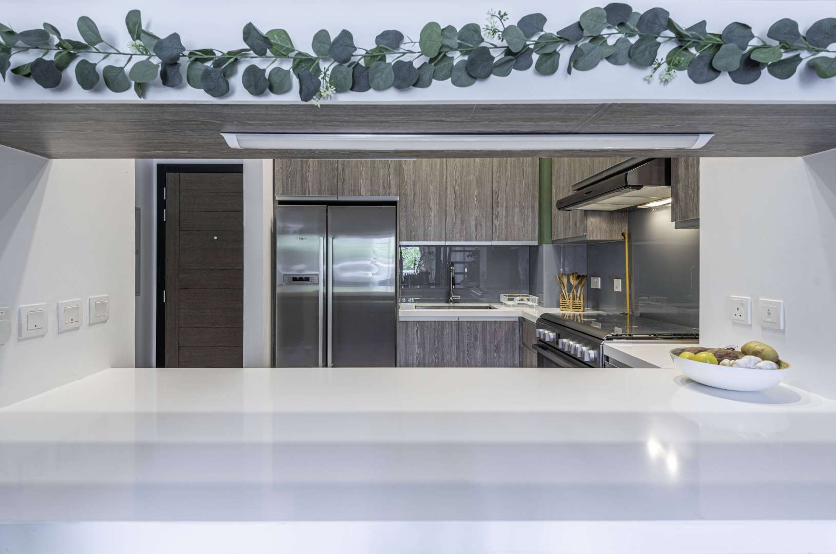 Modern kitchen with breakfast bar in lofted 2-bedroom apartment, Hyati Residence, Jumeirah Village Circle