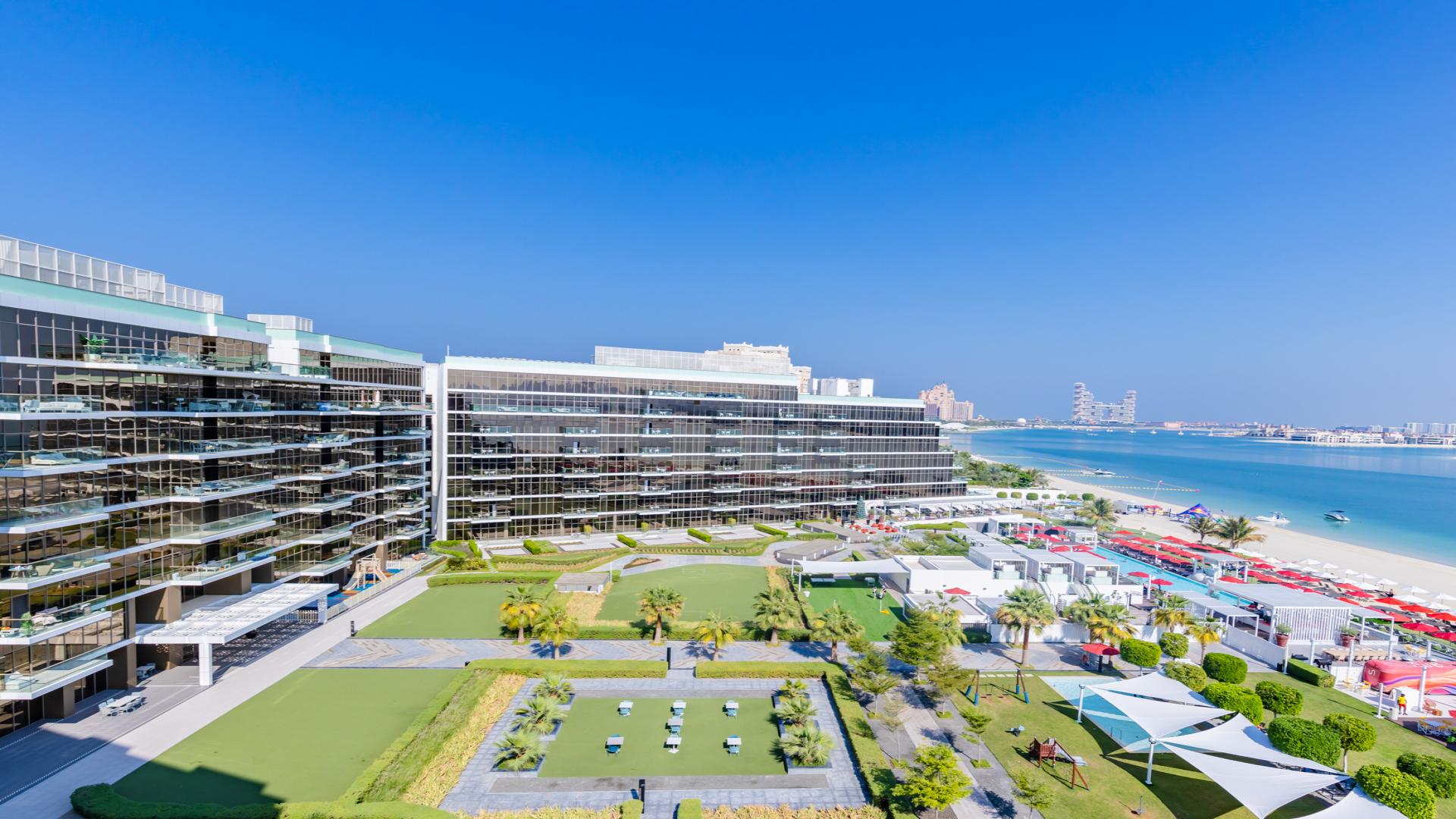 Fully furnished Palm Jumeirah apartment with sea and Atlantis views from high-floor living room