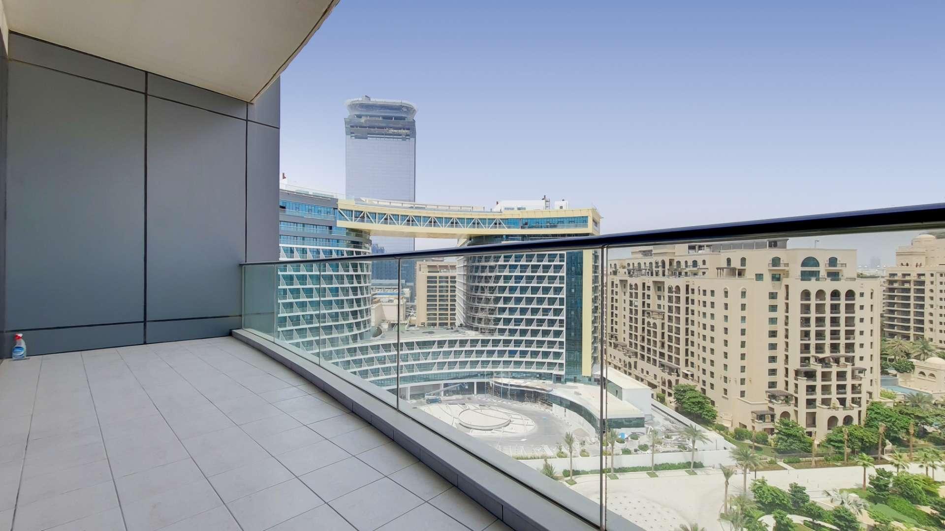 Modern kitchen in luxury Palm Jumeirah apartment with sleek design and high-end finishes