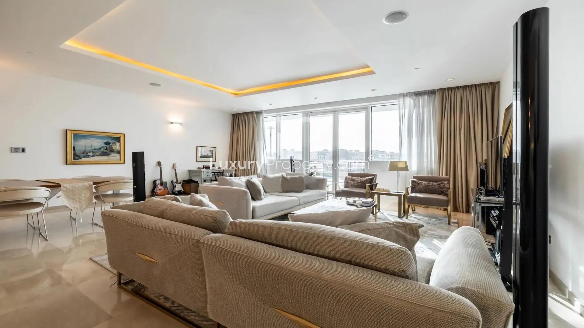 Luxurious open-plan living area in Palm Jumeirah apartment with modern kitchen and dining space