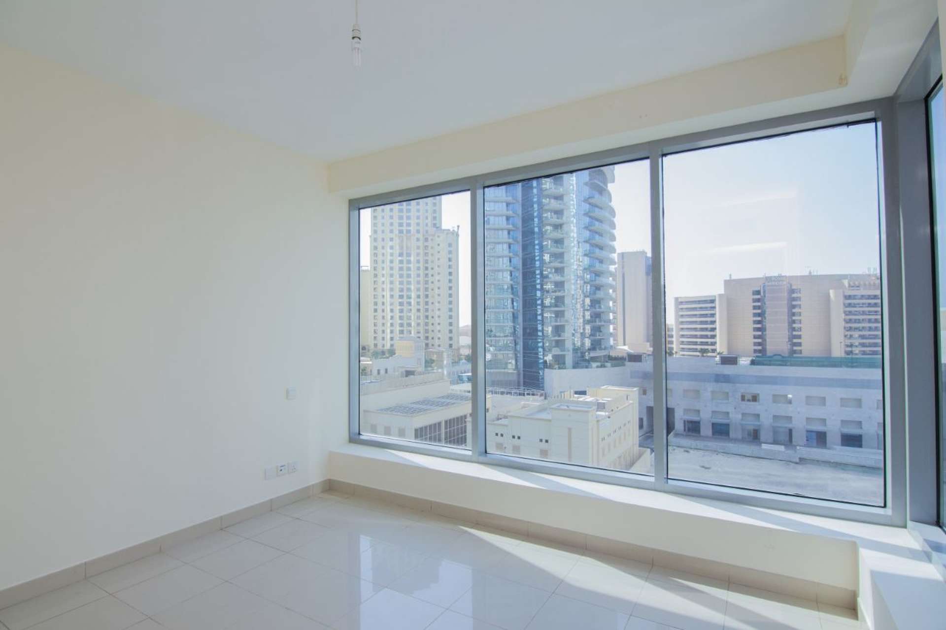Modern bathroom in 2-bedroom Dubai Marina apartment, Park Island, for sale