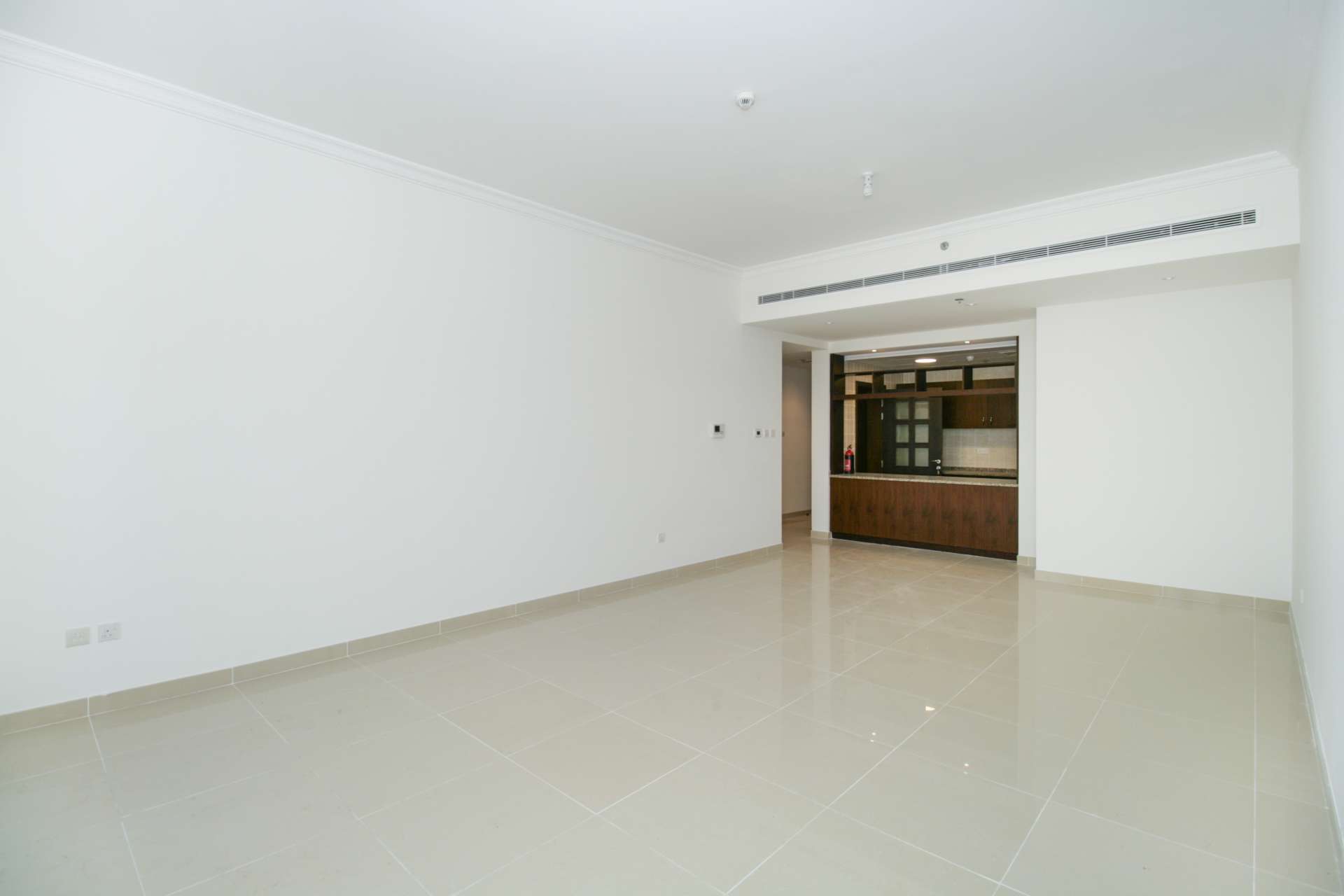 Spacious living area in 2-bedroom beachfront apartment, Sarai Apartments, Palm Jumeirah for rent