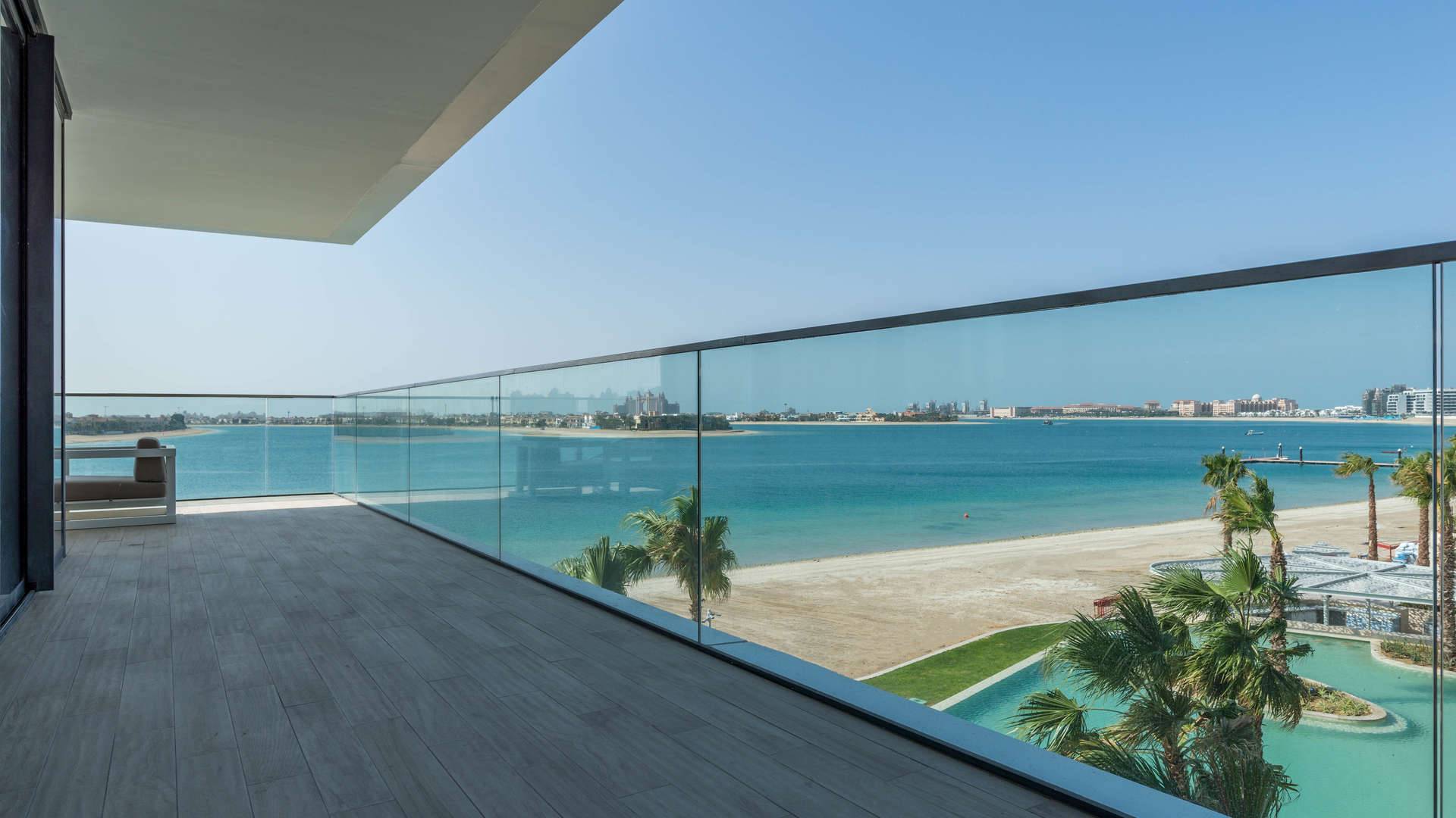 Spacious balcony with stunning sea view at Serenia Residences, Palm Jumeirah apartment