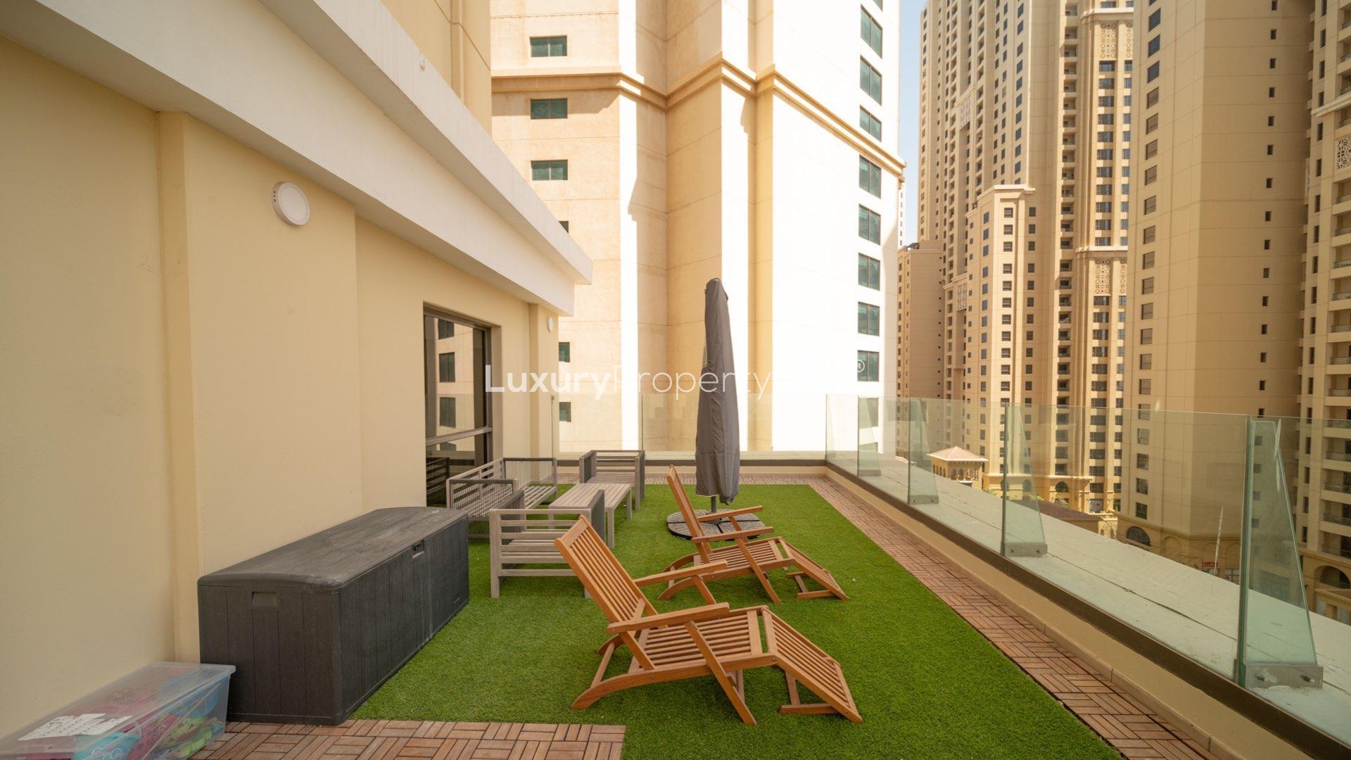 Furnished living room in 2-bedroom apartment, Jumeirah Beach Residence, Dubai - modern and cozy