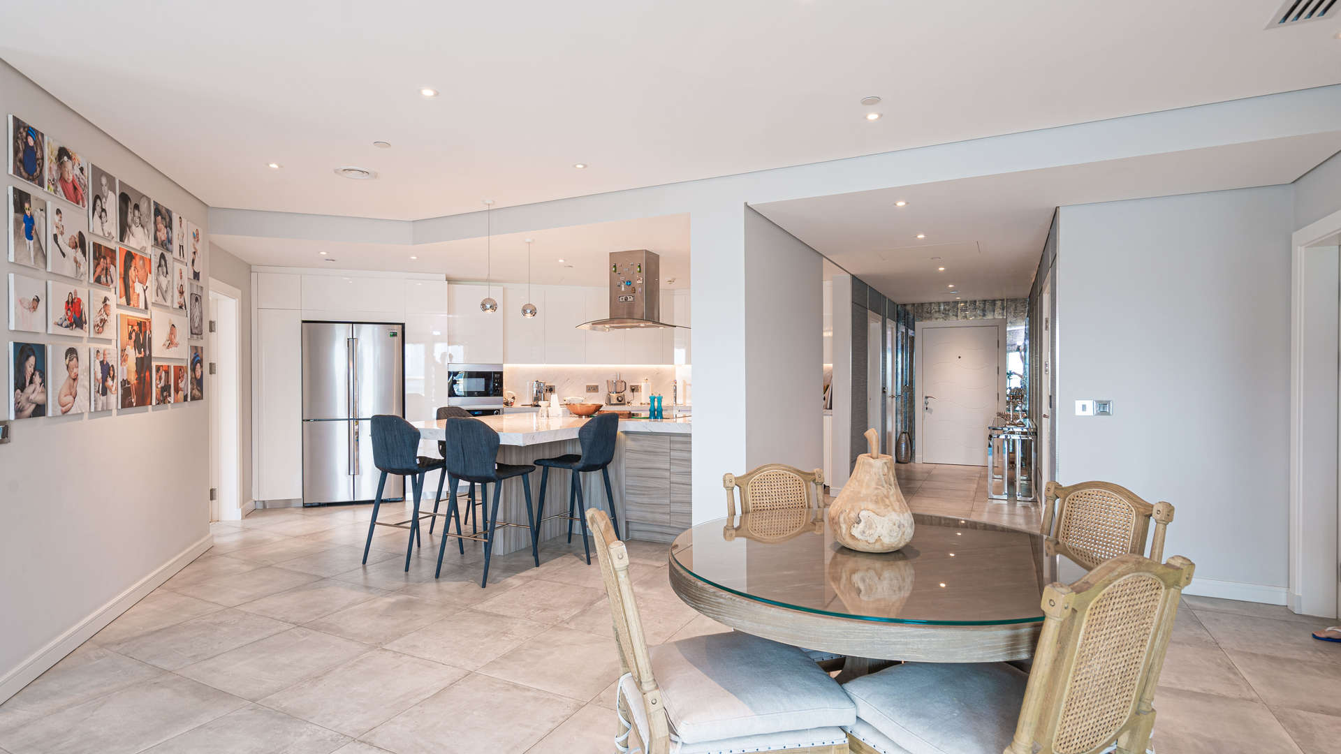 Turnkey 2-bedroom apartment interior, Shoreline Residences, Palm Jumeirah. Modern living and kitchen area