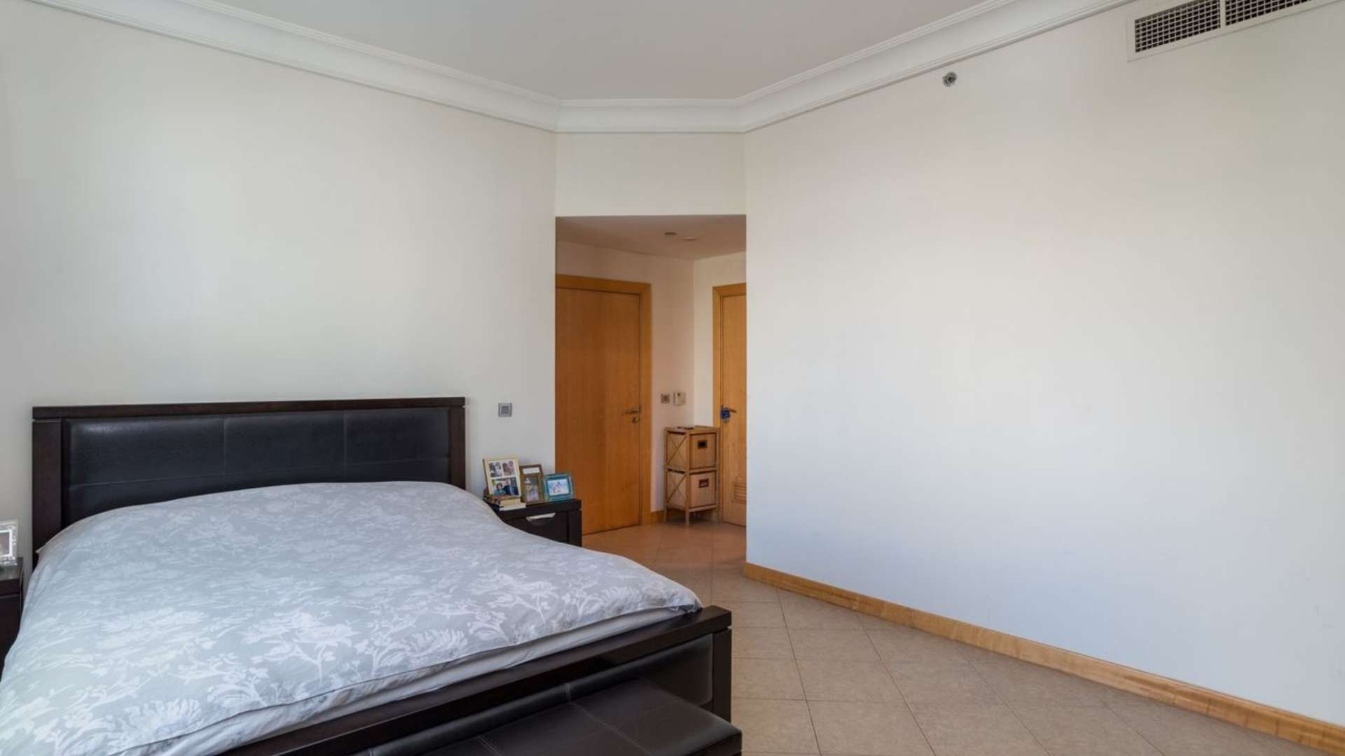 Bedroom interior in E-Type apartment, Shoreline Apartments, Palm Jumeirah for sale
