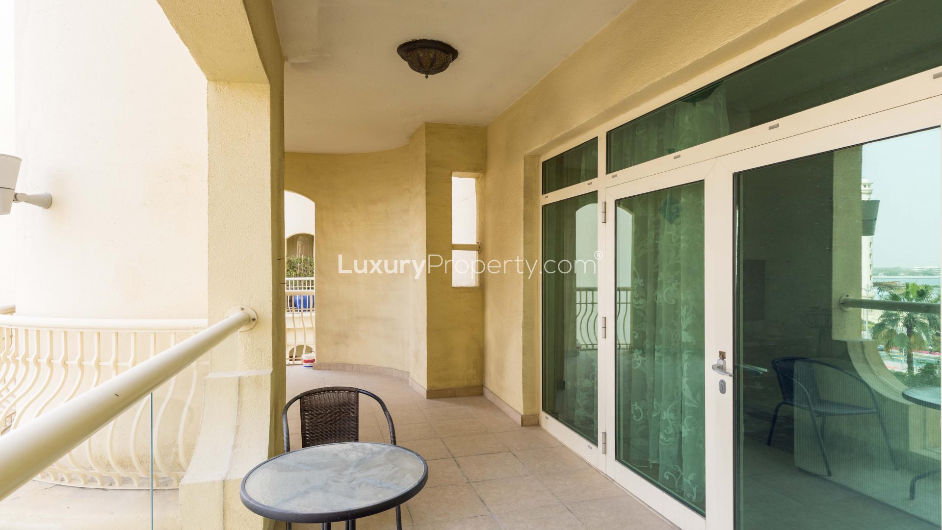 Mid-floor Shoreline Apartment dining area with modern decor, Palm Jumeirah, 2-bedroom for sale