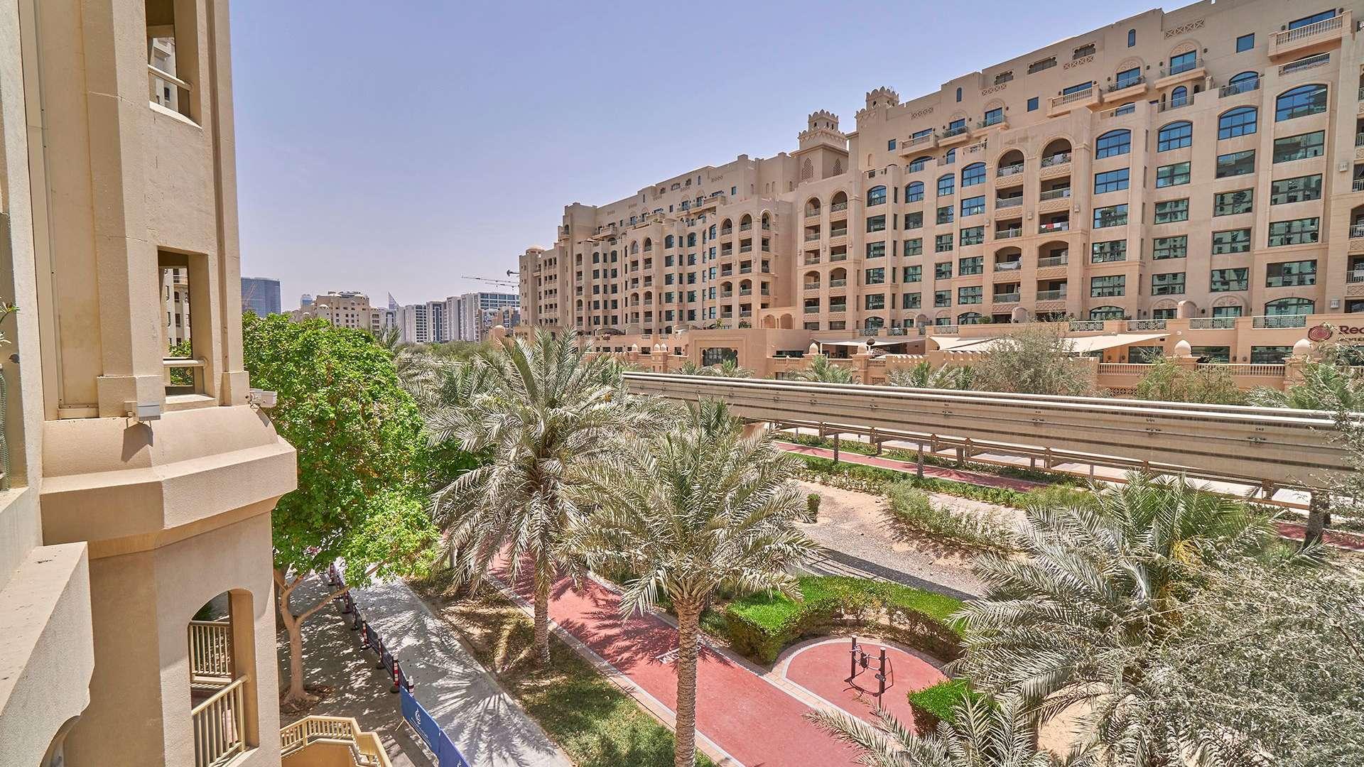 Spacious living room in park-facing two-bed apartment, Shoreline Apartments, Palm Jumeirah