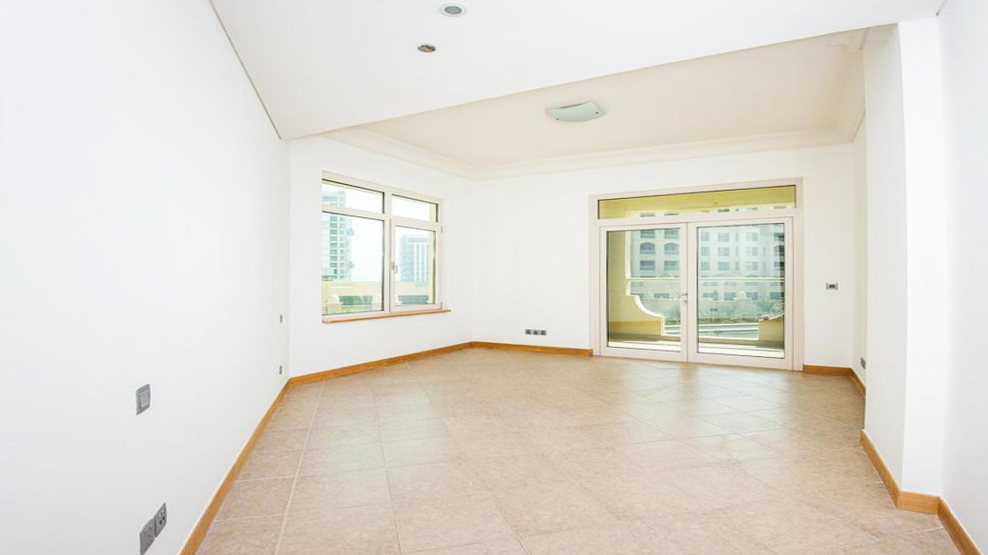 Palm-lined walkway near Shoreline Apartments, Palm Jumeirah, Dubai, for sale LP13244