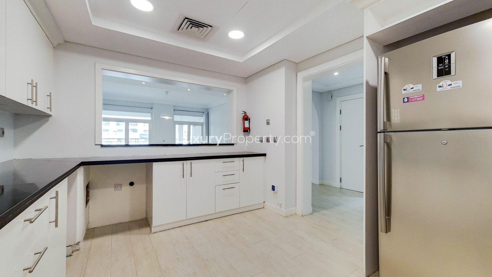 Modern kitchen in upgraded 2-bedroom apartment, Shoreline Apartments, Palm Jumeirah. Ref: LP14087