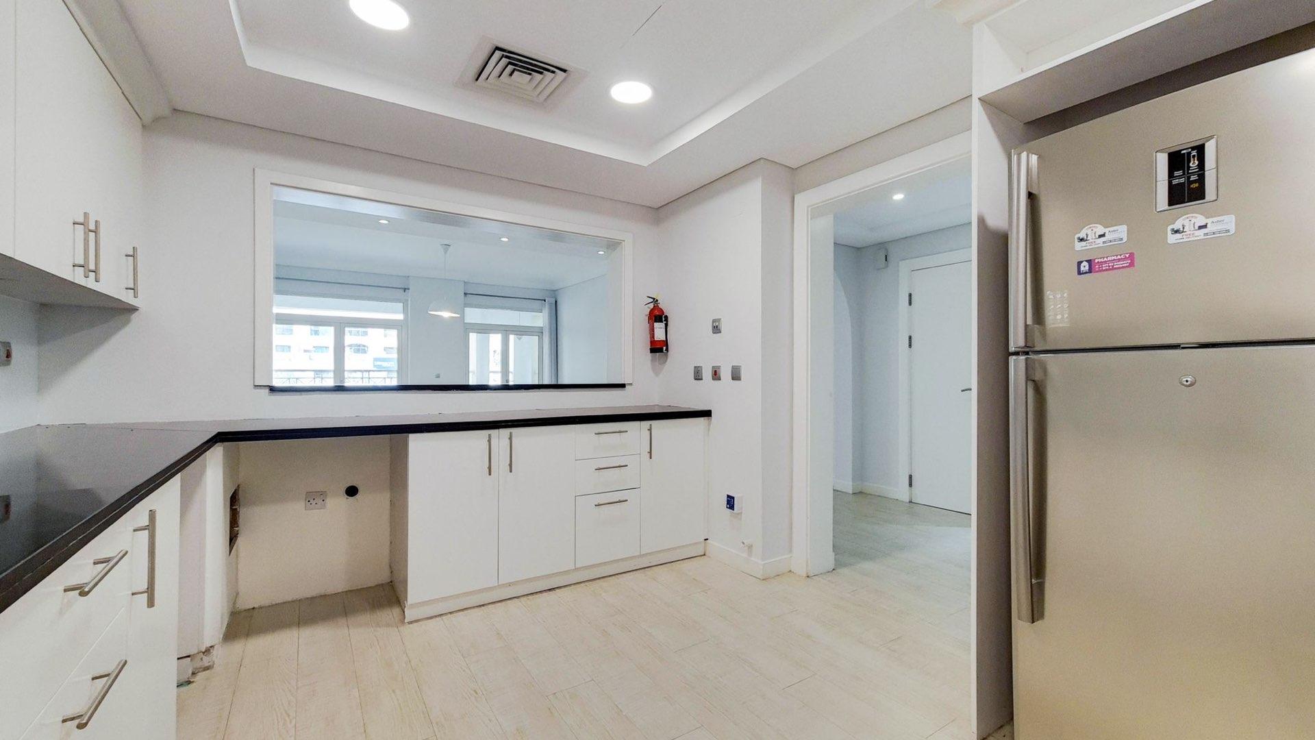 Modern kitchen in upgraded 2-bedroom apartment, Shoreline Apartments, Palm Jumeirah. Ref: LP14087