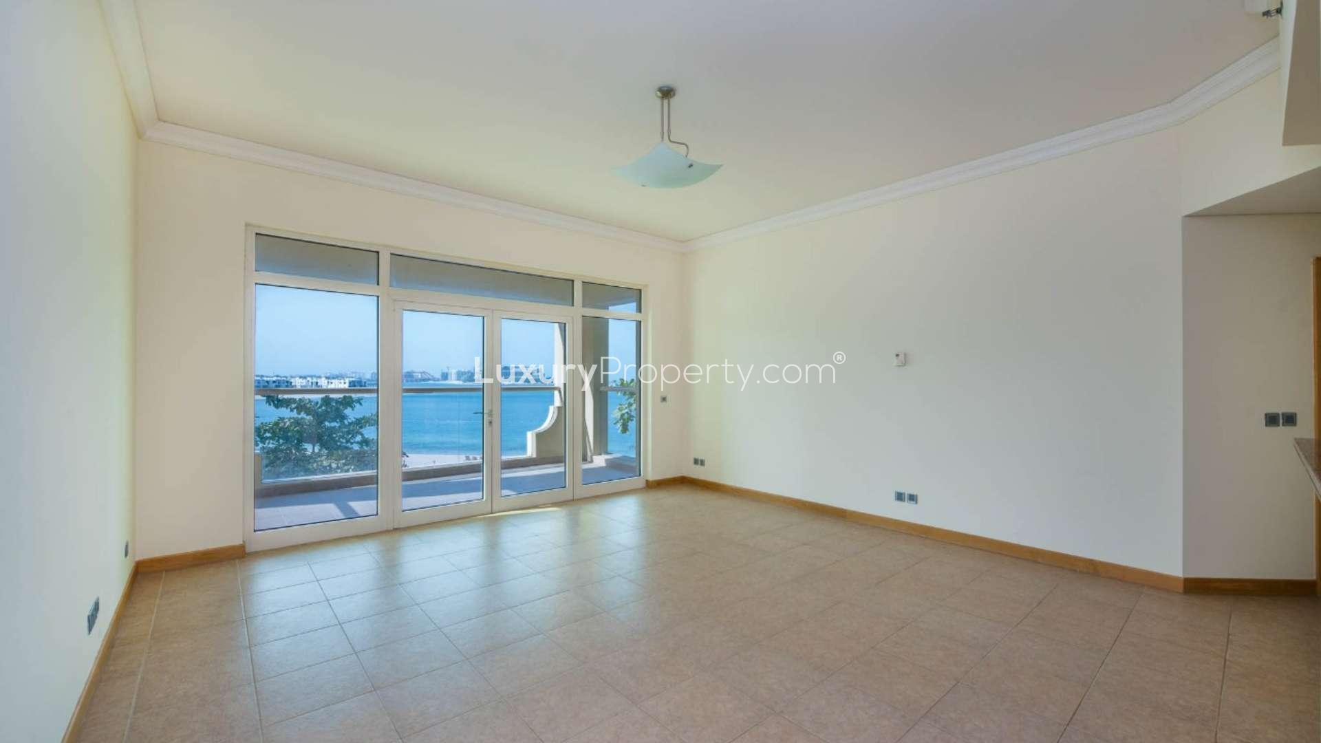 Beachfront apartment view, full sea and iconic skyline, Palm Jumeirah, Shoreline Apartments