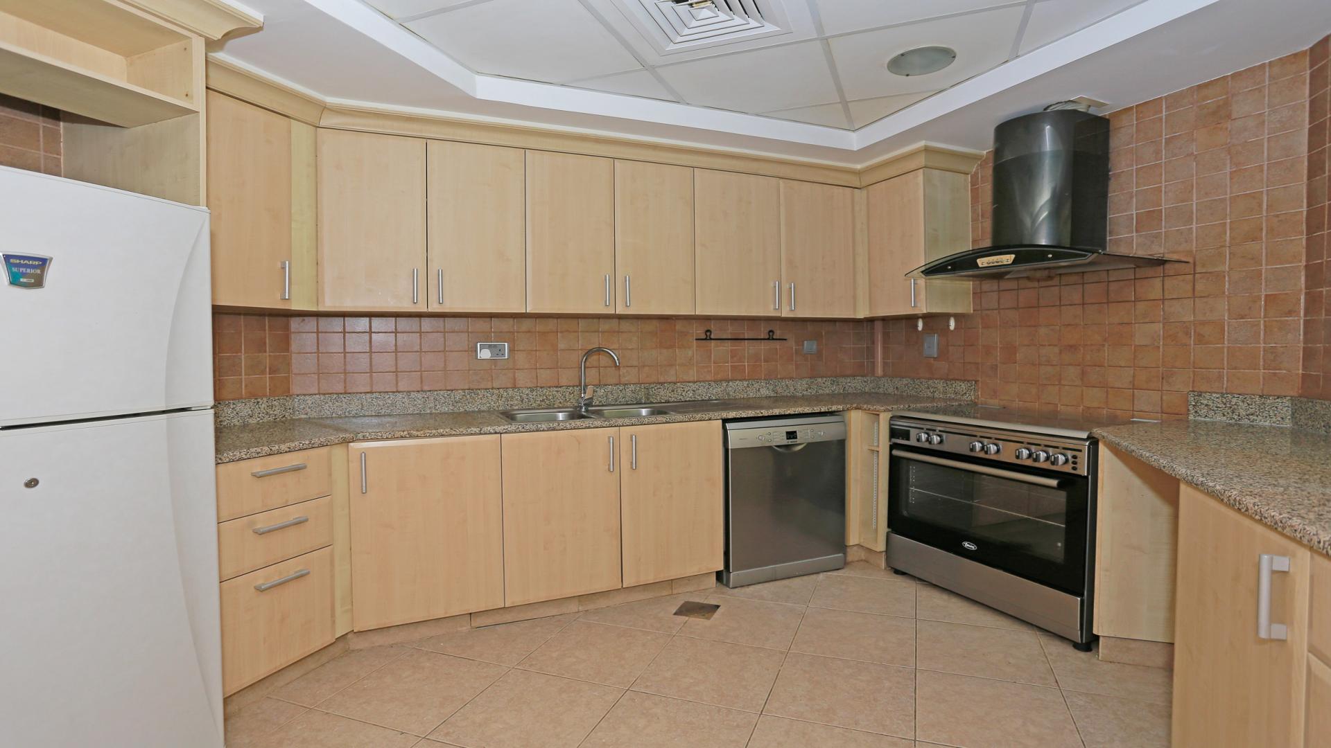 Luxurious Shoreline Apartments in Palm Jumeirah, view of lush greenery and architecture