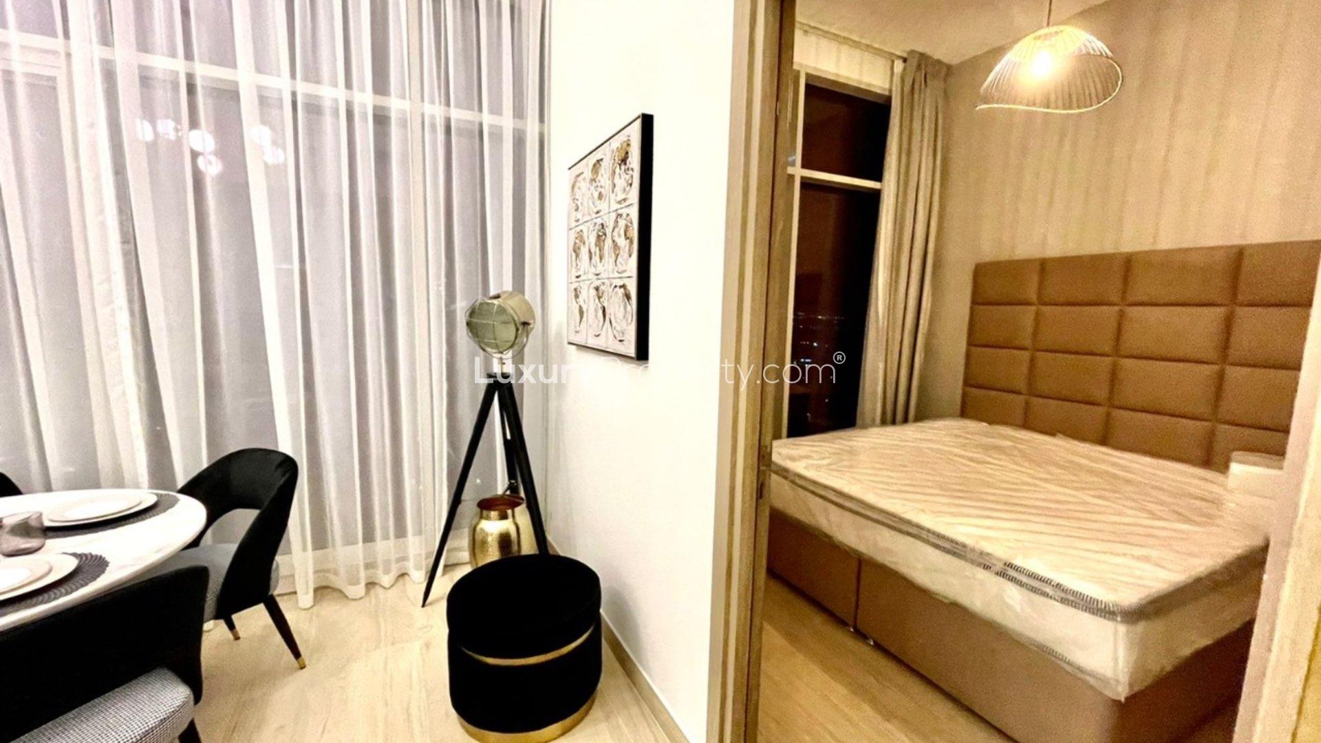 Elegant dining area with round table in Studio One apartment, Dubai Marina