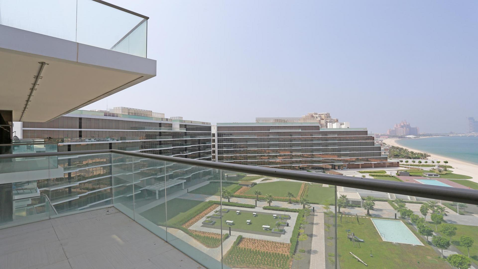 "Spacious Palm Jumeirah apartment with stunning sea and skyline views from living room.","Stylish Palm Jumeirah apartment balcony with sea and skyline view for sale.","Balcony view of sea and skyline from Palm Jumeirah apartment for sale, LP13737.",Stylish Palm Jumeirah apartment with sea and skyline view, large windows, and tiled floor