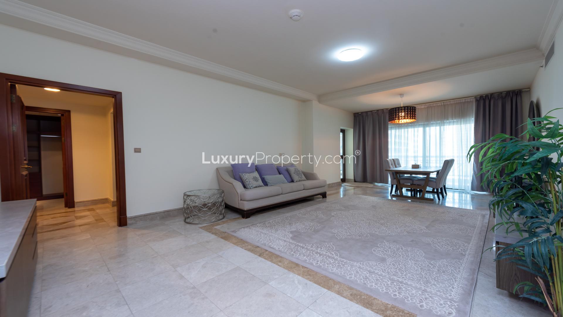 Spacious living room in Fairmont South apartment, Palm Jumeirah, with elegant decor and furnishings