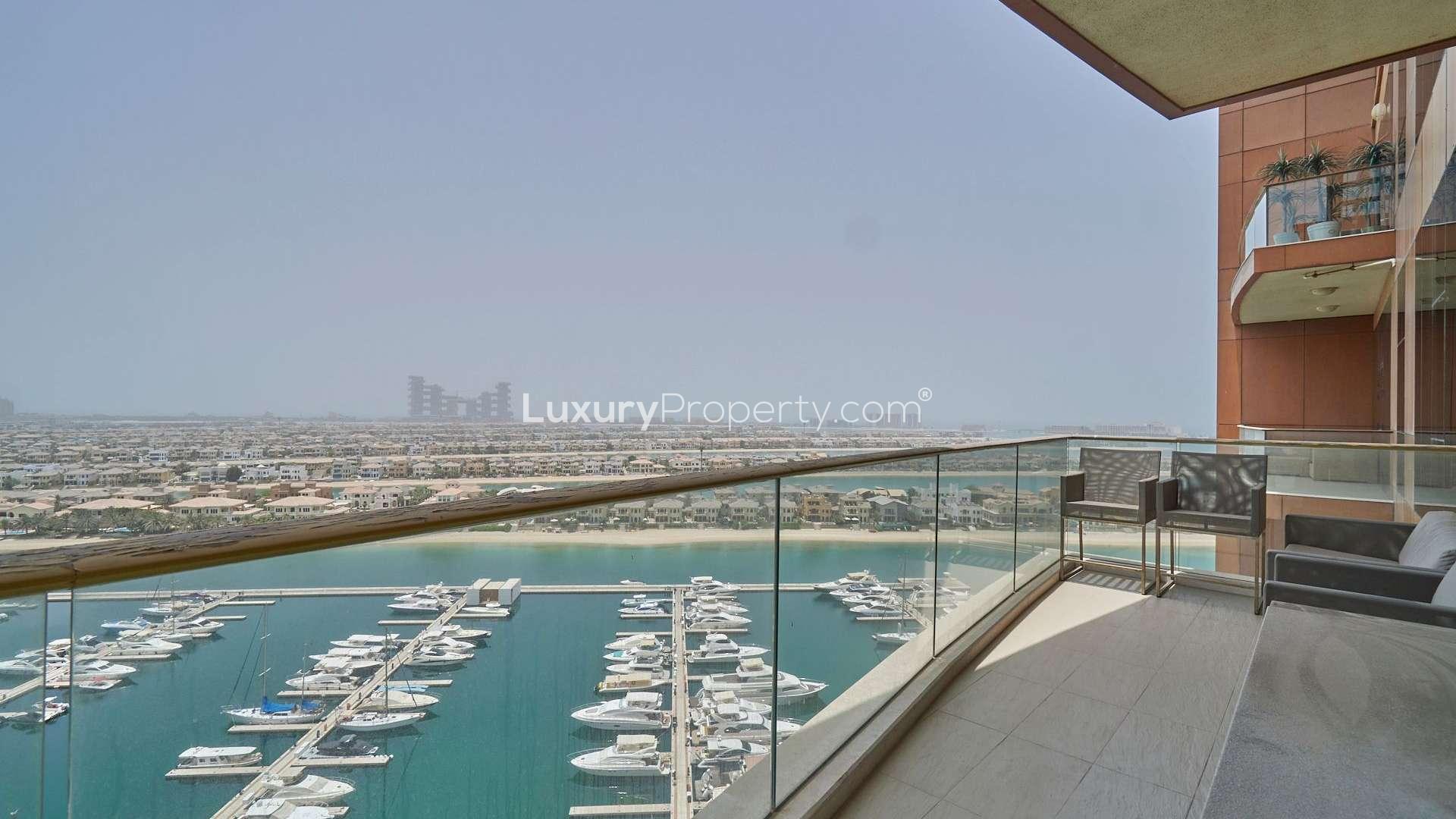 Sea-facing apartment living room with elegant decor and iconic Palm Jumeirah views in Tiara
