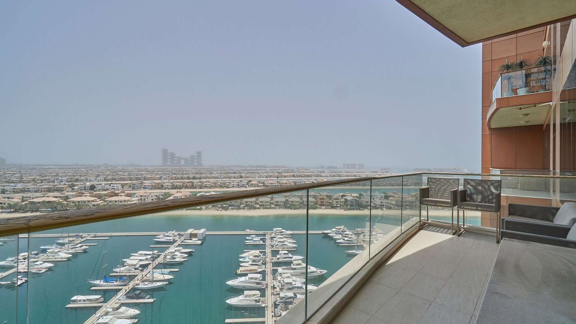 Sea-facing apartment living room with elegant decor and iconic Palm Jumeirah views in Tiara
