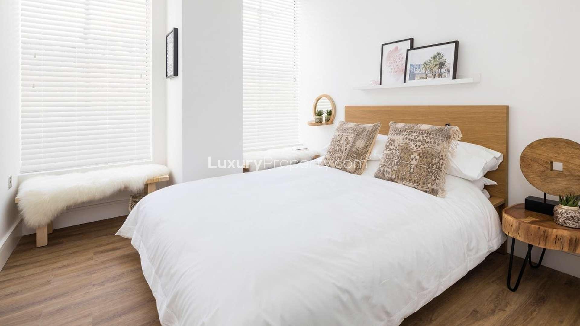 Elegant living room in 2-bedroom duplex apartment, Timber Yard, Birmingham. Modern decor and furnishings