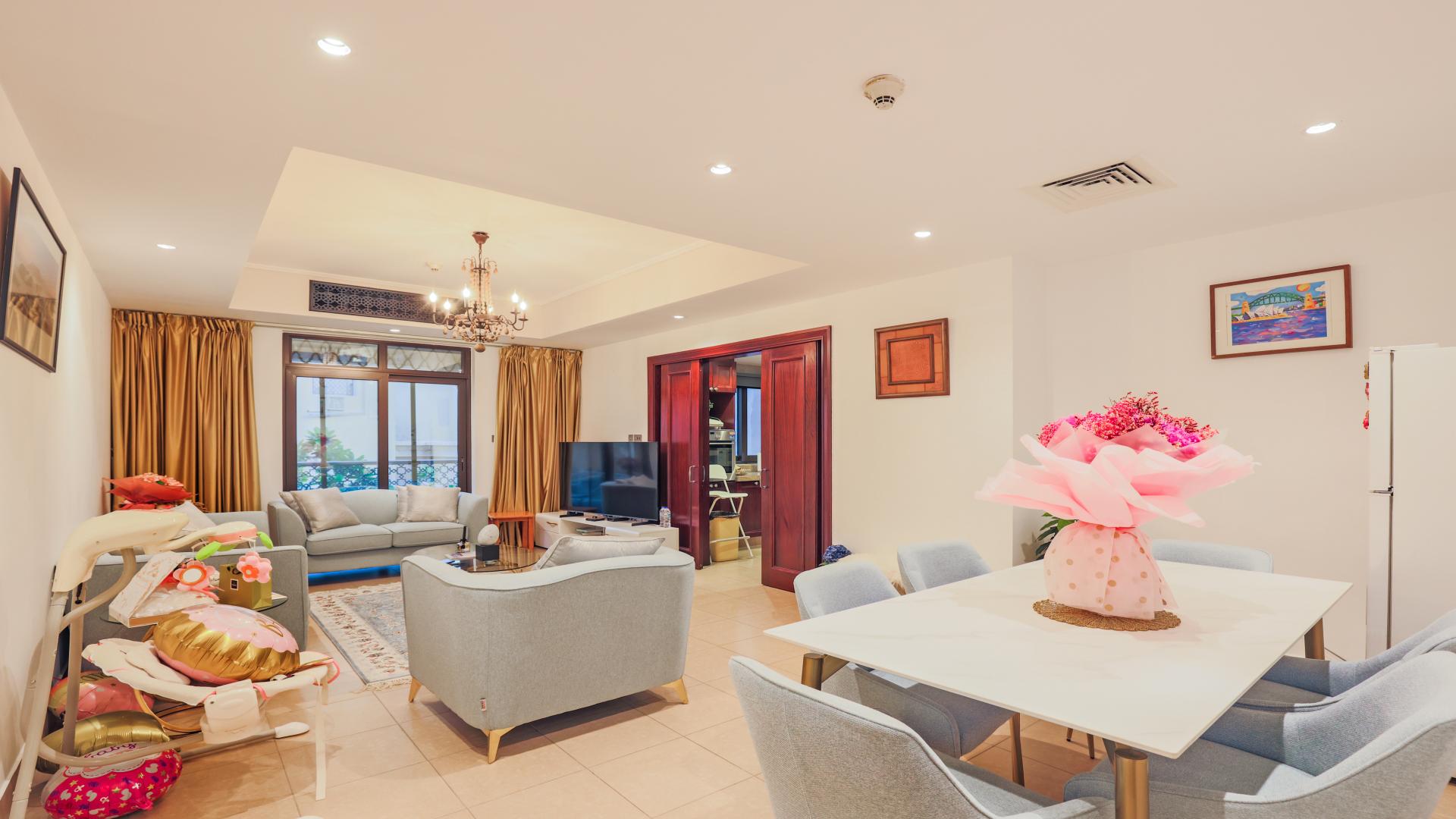 Living room with elegant decor in 2-bedroom apartment, Old Town Zanzebeel, for sale