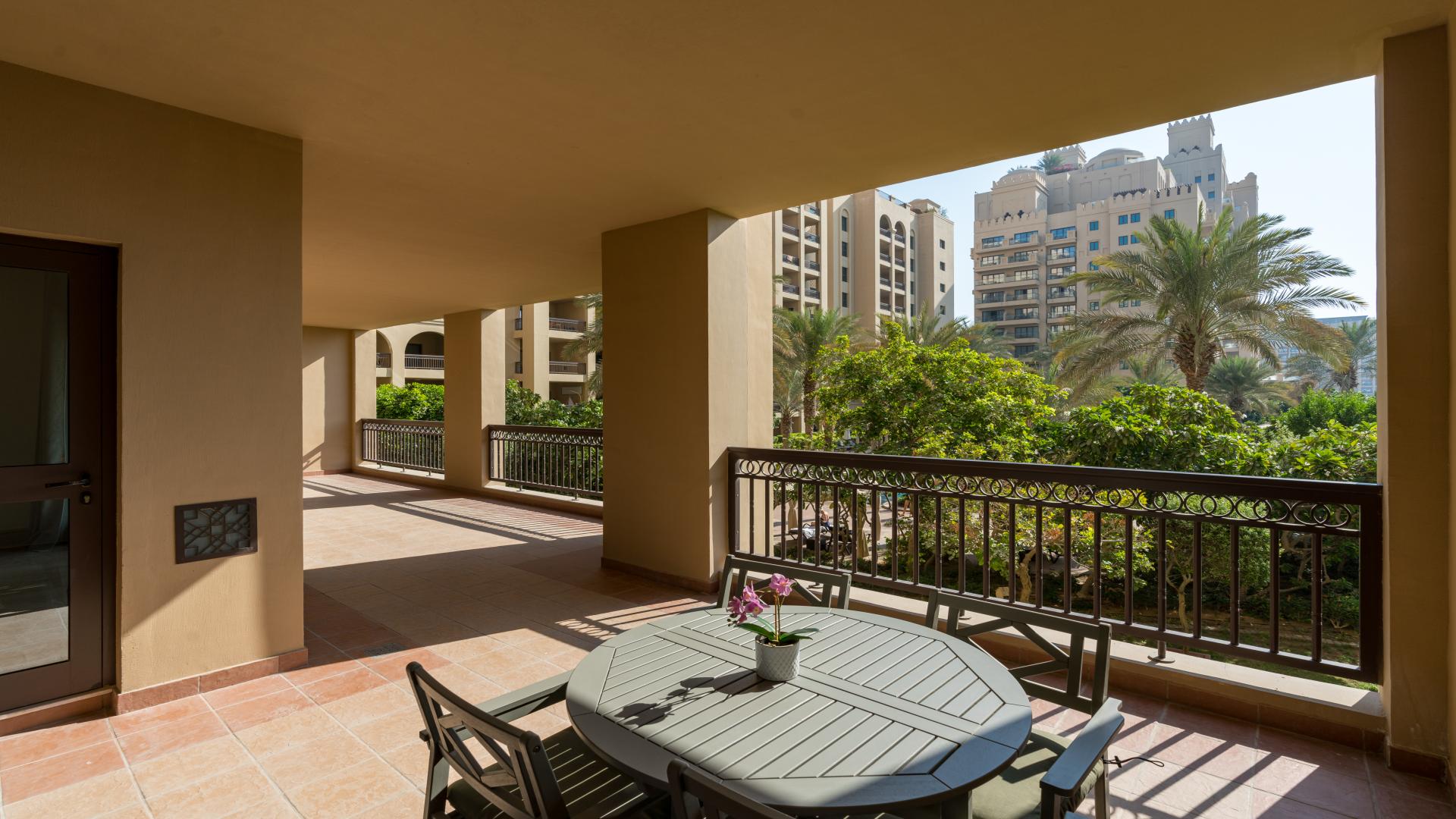 Luxurious living room in 2BR Fairmont Palm Residence North apartment, Palm Jumeirah