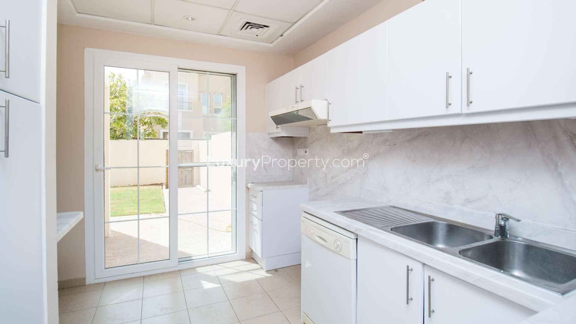 Modern kitchen in 2-bedroom townhouse for rent, Al Reem, Arabian Ranches, Ref LP14461