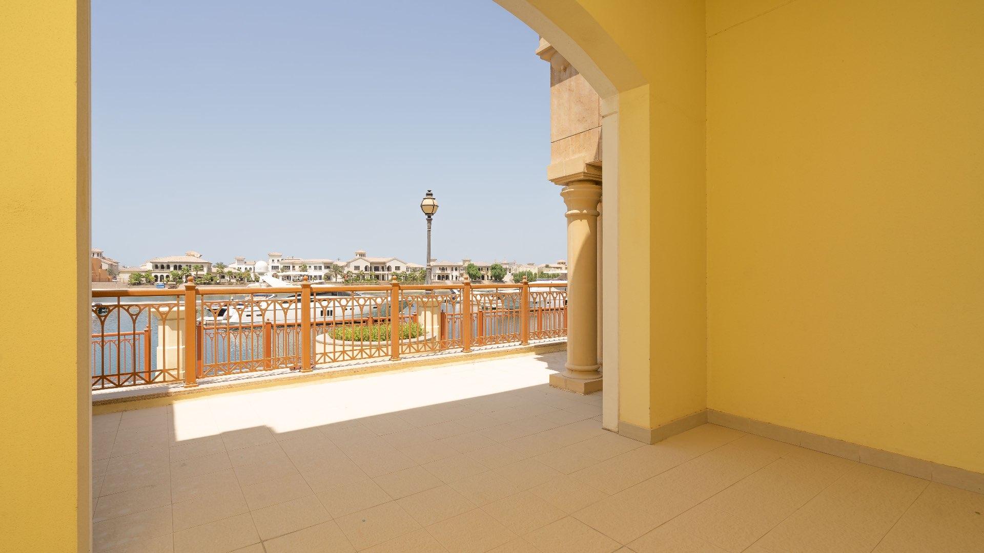 Spacious living room with marina view in Palm Jumeirah townhouse for sale