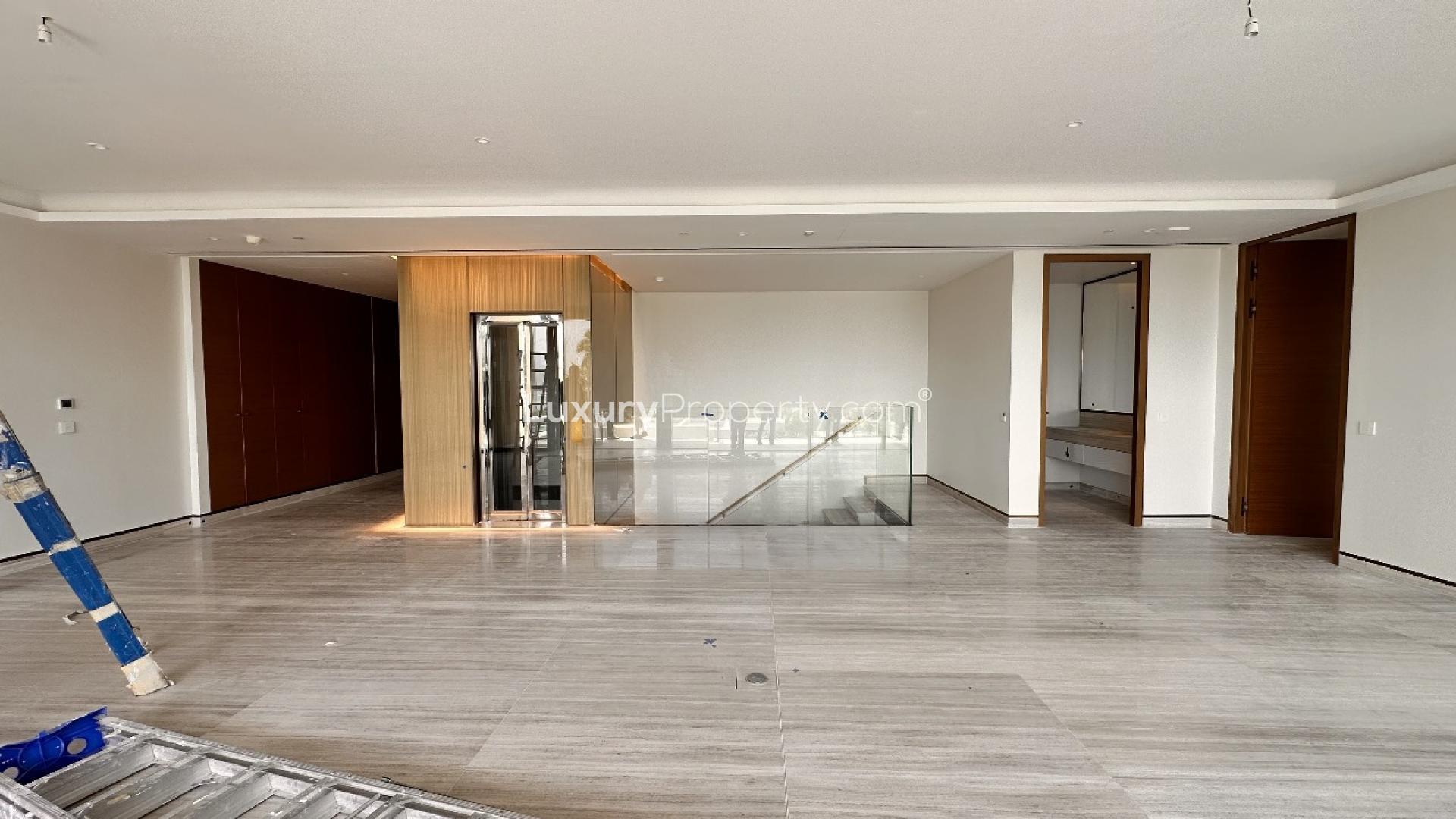 Spacious open-plan living area in 2-bedroom townhouse, Royal Atlantis, Palm Jumeirah, Dubai