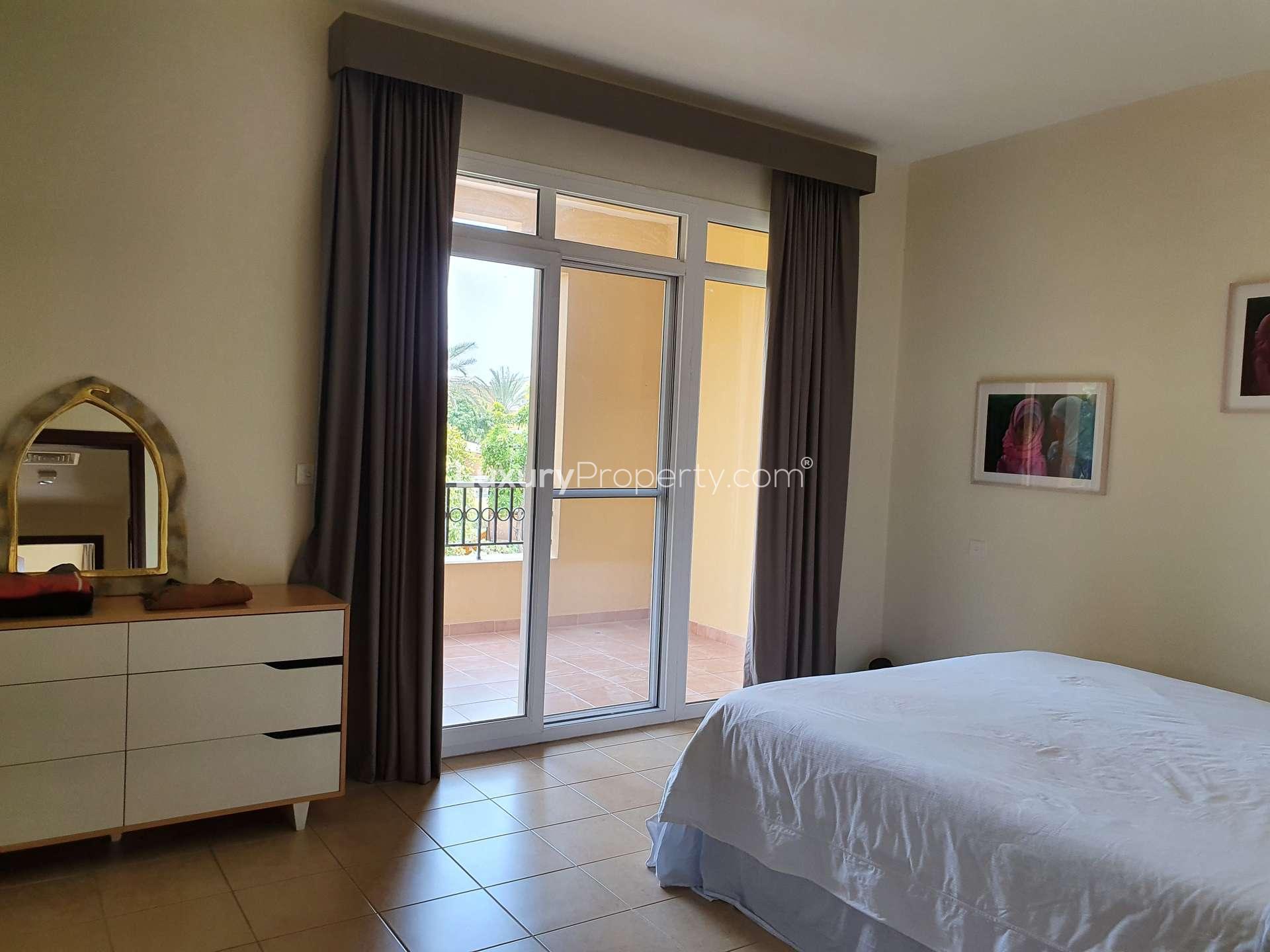 Modern kitchen in 2-bedroom villa for rent, Palmera 2, Arabian Ranches, with granite countertops