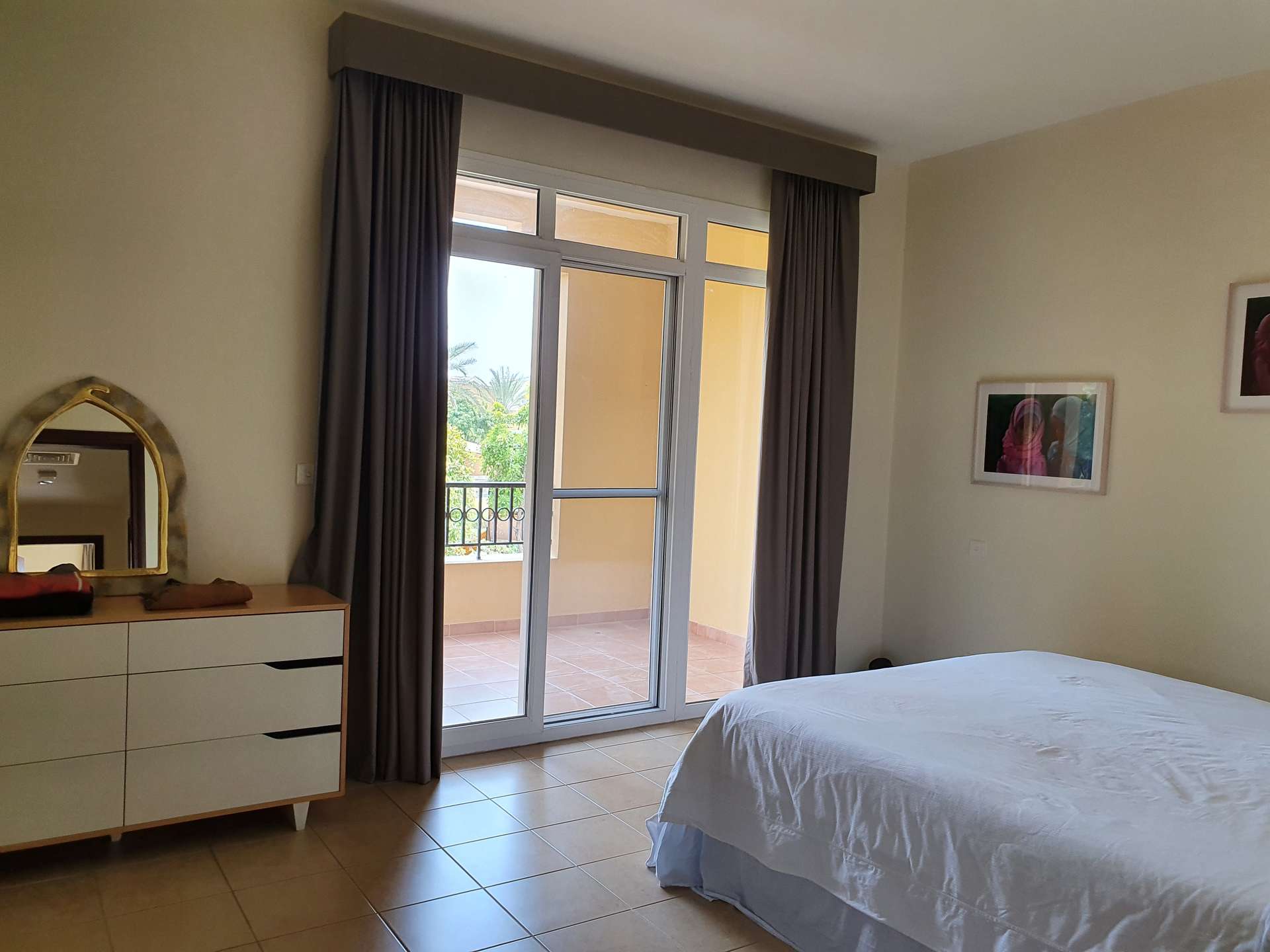 Modern kitchen in 2-bedroom villa for rent, Palmera 2, Arabian Ranches, with granite countertops