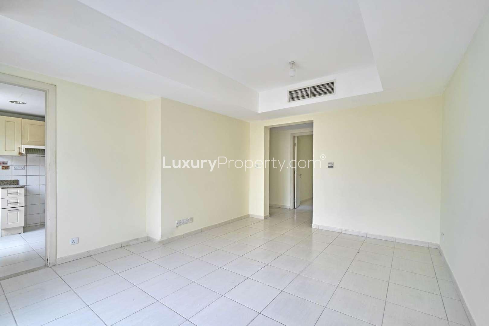 Bathroom with bathtub and modern fixtures in Springs 7 villa for rent