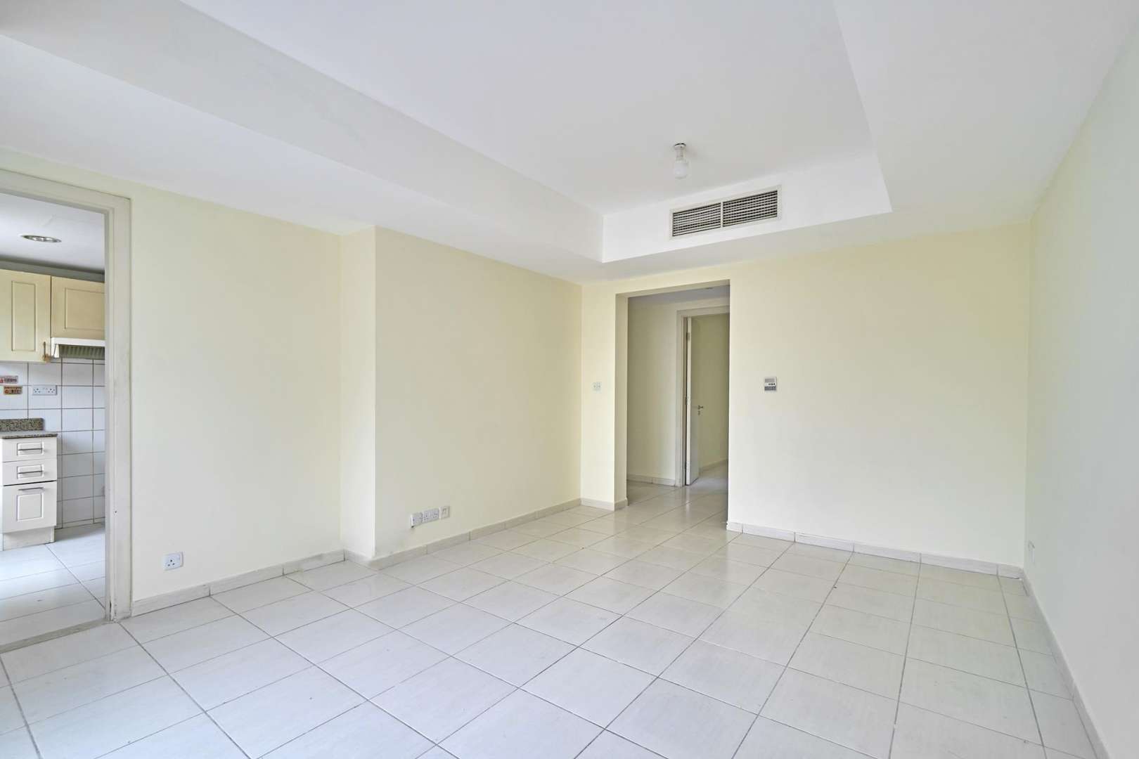 Bathroom with bathtub and modern fixtures in Springs 7 villa for rent